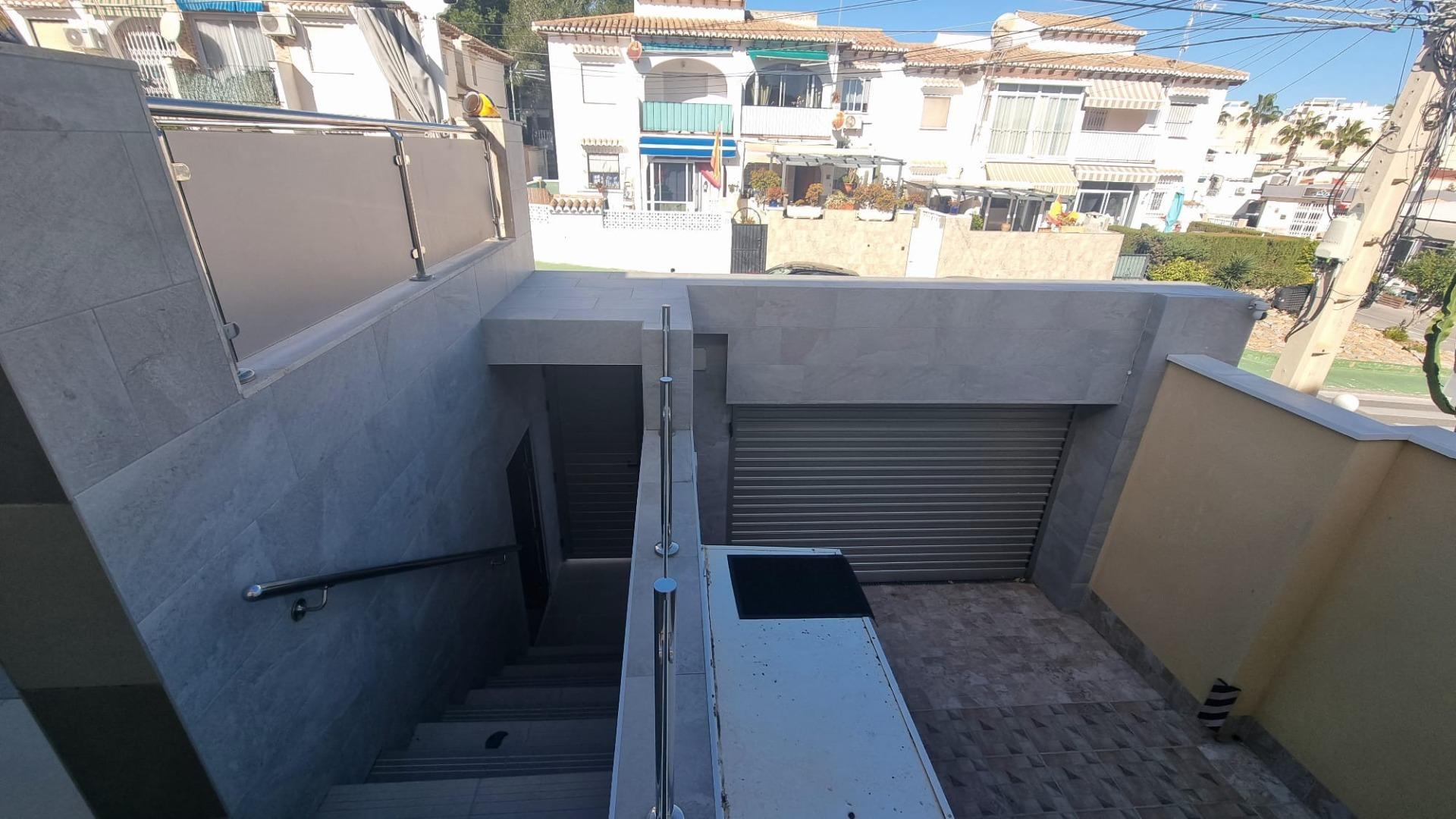 Villa Exclusiva en Torrevieja: Lujo, Piscina y Sostenibilidad, Villa de lujo reformada a estrenar en Torrevieja, Costa Blanca. 5 hab, 4 baños, piscina privada, garaje y placas solares. ¡Diseño, confort y ahorro energético p