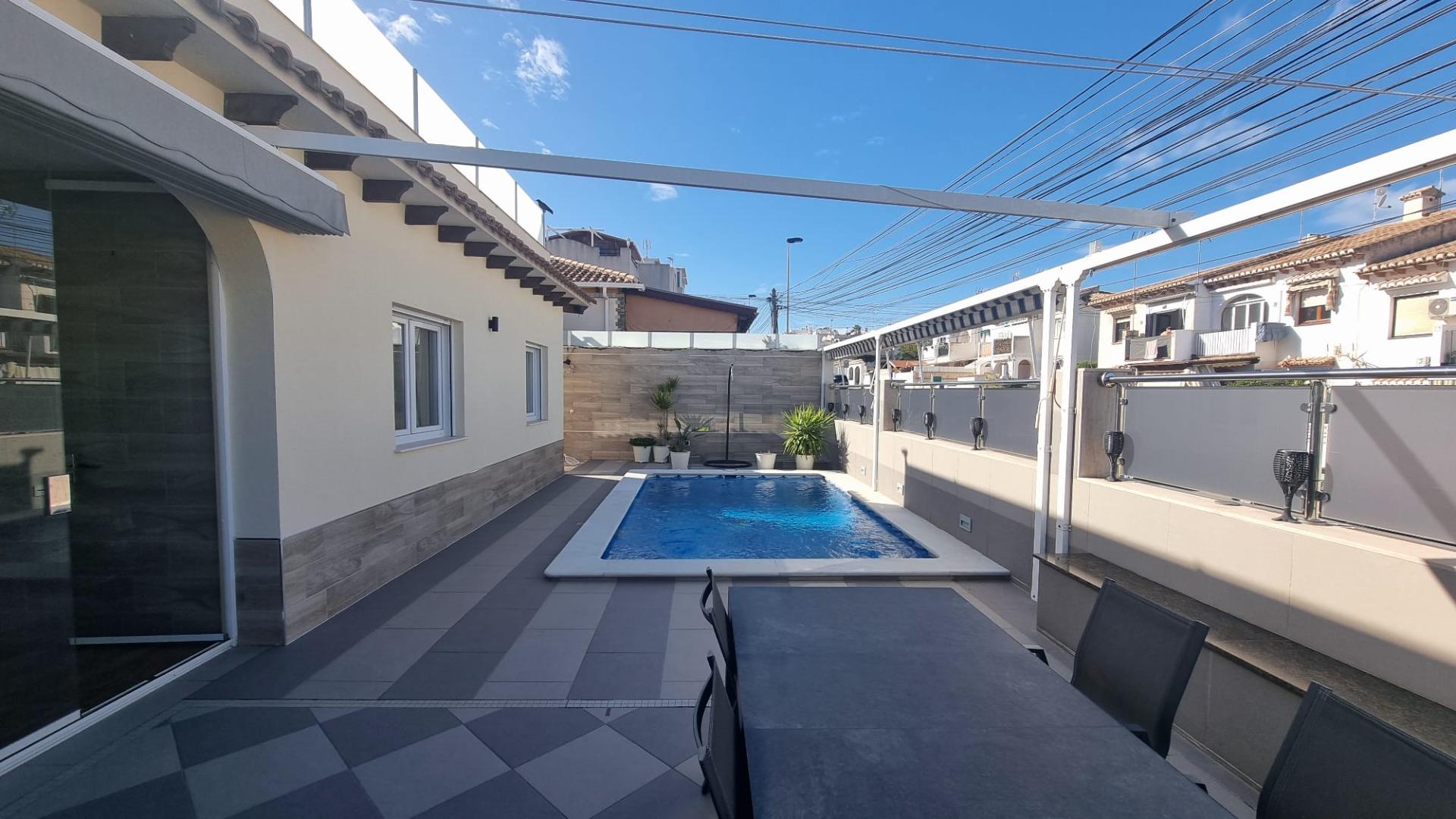 Villa Exclusiva en Torrevieja: Lujo, Piscina y Sostenibilidad, Villa de lujo reformada a estrenar en Torrevieja, Costa Blanca. 5 hab, 4 baños, piscina privada, garaje y placas solares. ¡Diseño, confort y ahorro energético p