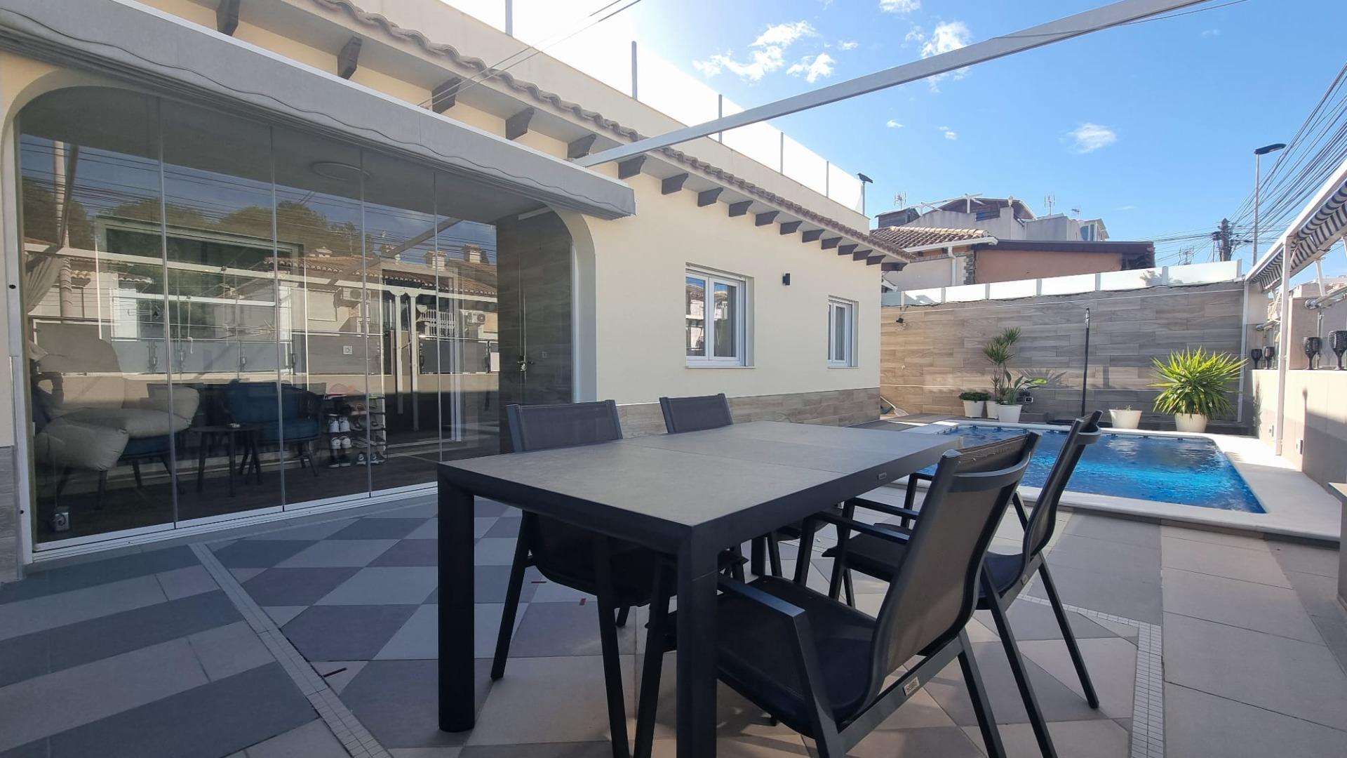 Villa Exclusiva en Torrevieja: Lujo, Piscina y Sostenibilidad, Villa de lujo reformada a estrenar en Torrevieja, Costa Blanca. 5 hab, 4 baños, piscina privada, garaje y placas solares. ¡Diseño, confort y ahorro energético p