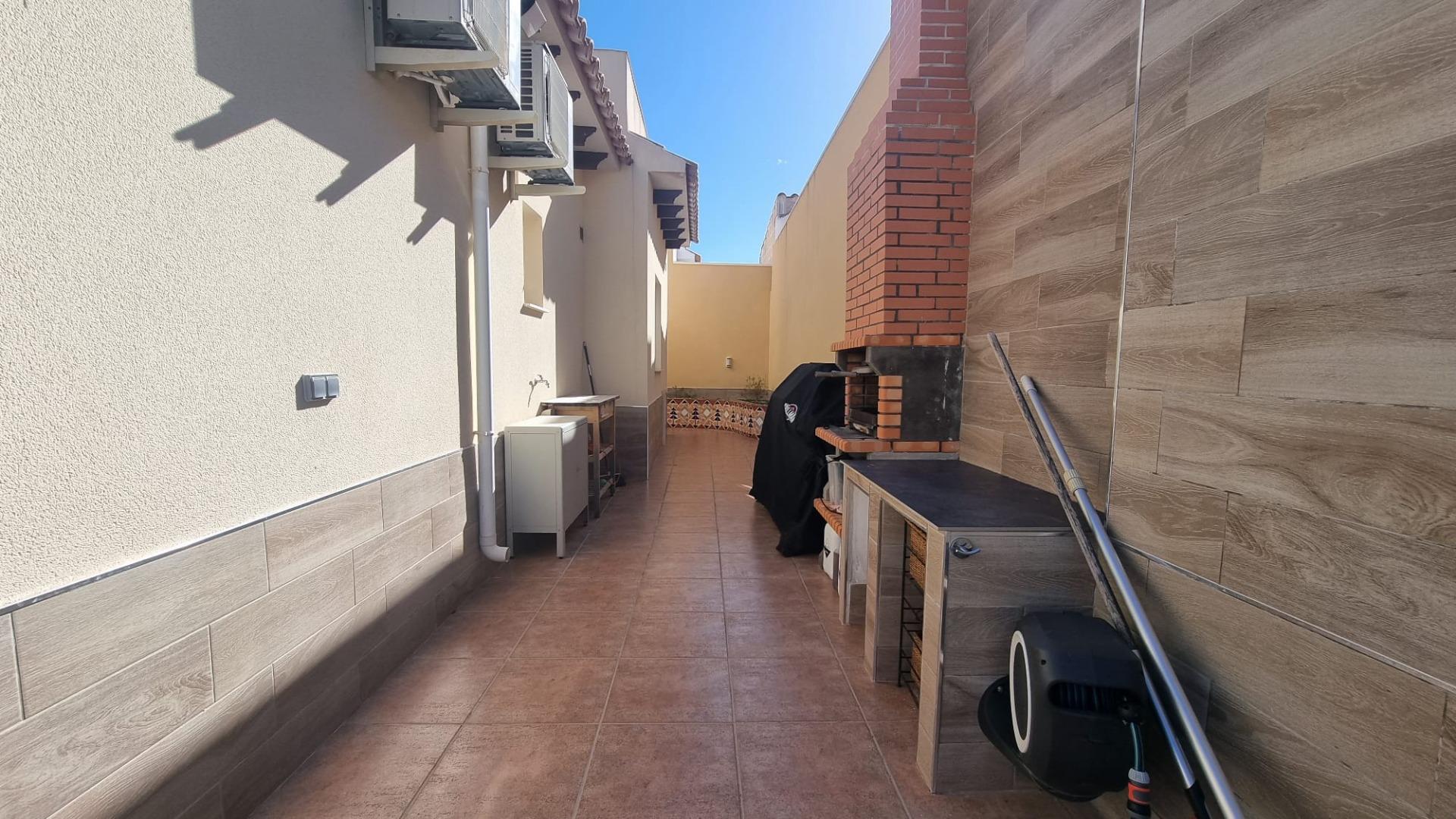 Villa Exclusiva en Torrevieja: Lujo, Piscina y Sostenibilidad, Villa de lujo reformada a estrenar en Torrevieja, Costa Blanca. 5 hab, 4 baños, piscina privada, garaje y placas solares. ¡Diseño, confort y ahorro energético p