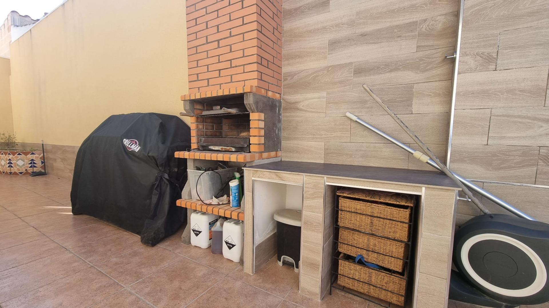 Villa Exclusiva en Torrevieja: Lujo, Piscina y Sostenibilidad, Villa de lujo reformada a estrenar en Torrevieja, Costa Blanca. 5 hab, 4 baños, piscina privada, garaje y placas solares. ¡Diseño, confort y ahorro energético p