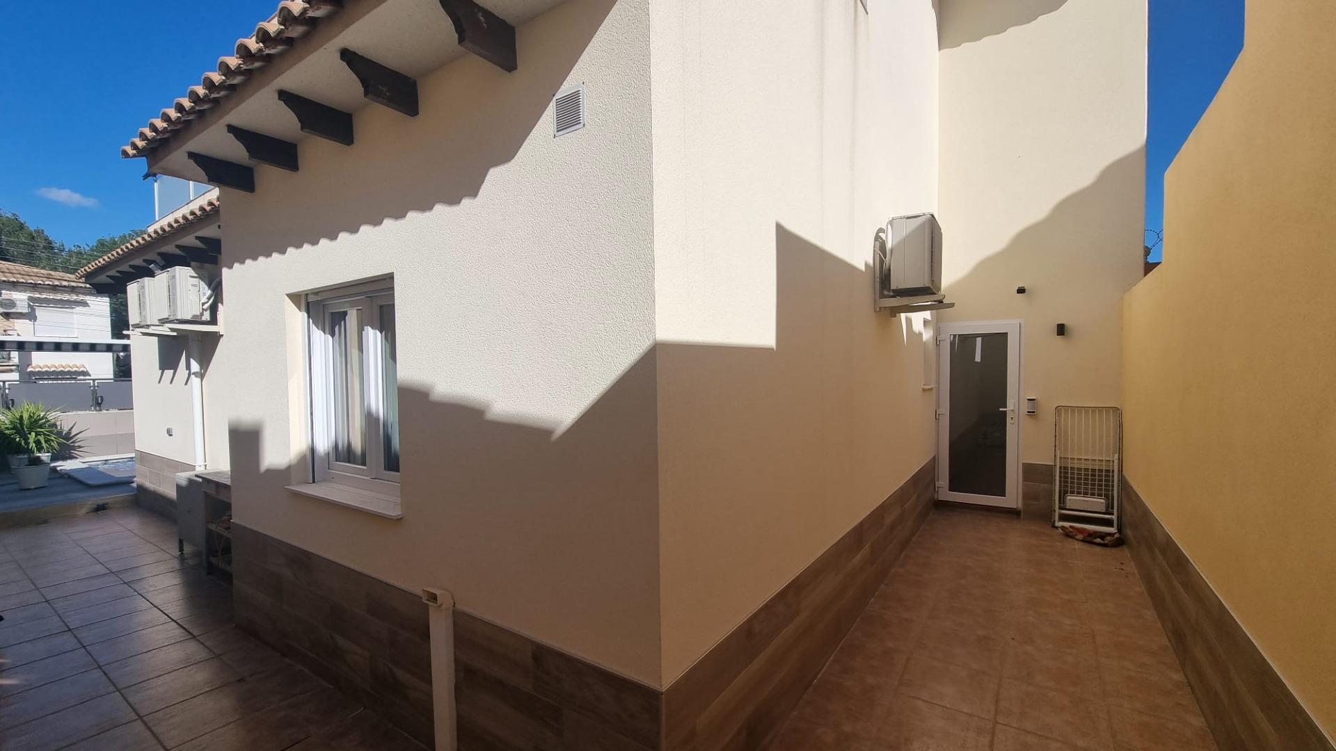 Villa Exclusiva en Torrevieja: Lujo, Piscina y Sostenibilidad, Villa de lujo reformada a estrenar en Torrevieja, Costa Blanca. 5 hab, 4 baños, piscina privada, garaje y placas solares. ¡Diseño, confort y ahorro energético p