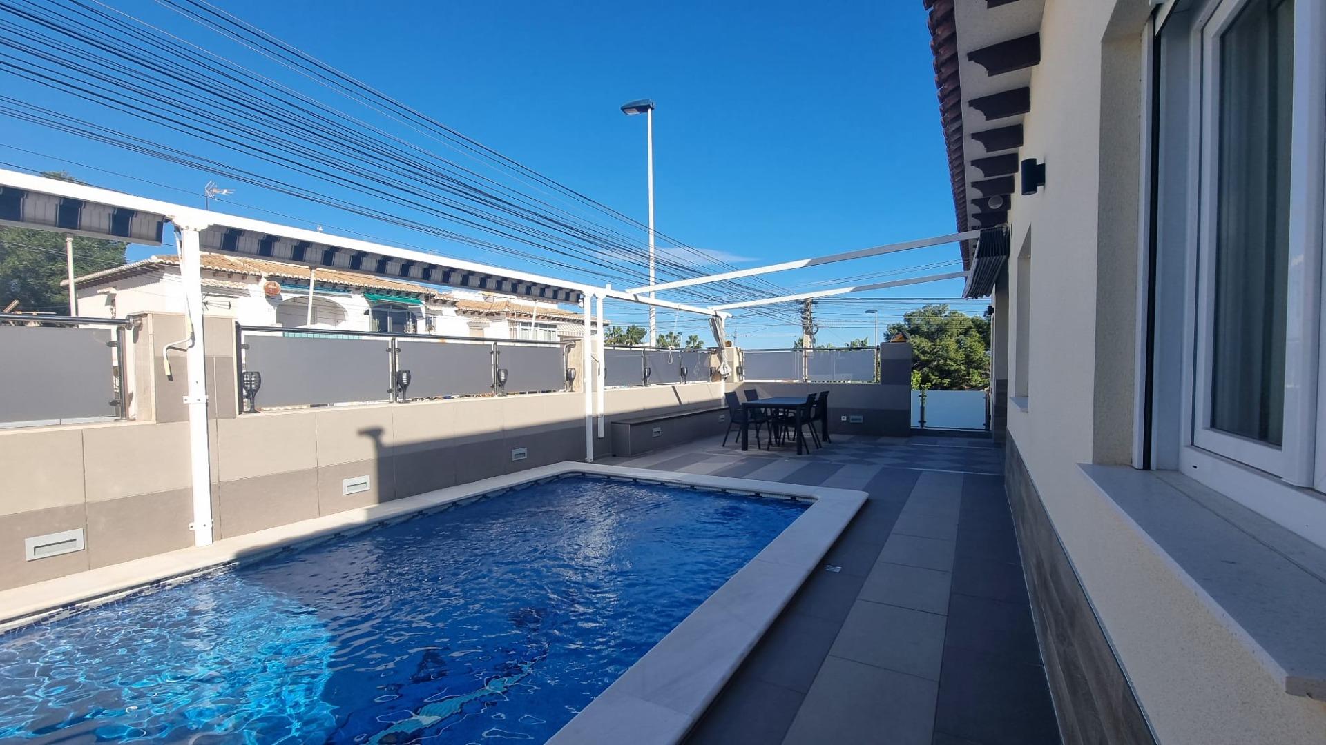 Villa Exclusiva en Torrevieja: Lujo, Piscina y Sostenibilidad, Villa de lujo reformada a estrenar en Torrevieja, Costa Blanca. 5 hab, 4 baños, piscina privada, garaje y placas solares. ¡Diseño, confort y ahorro energético p