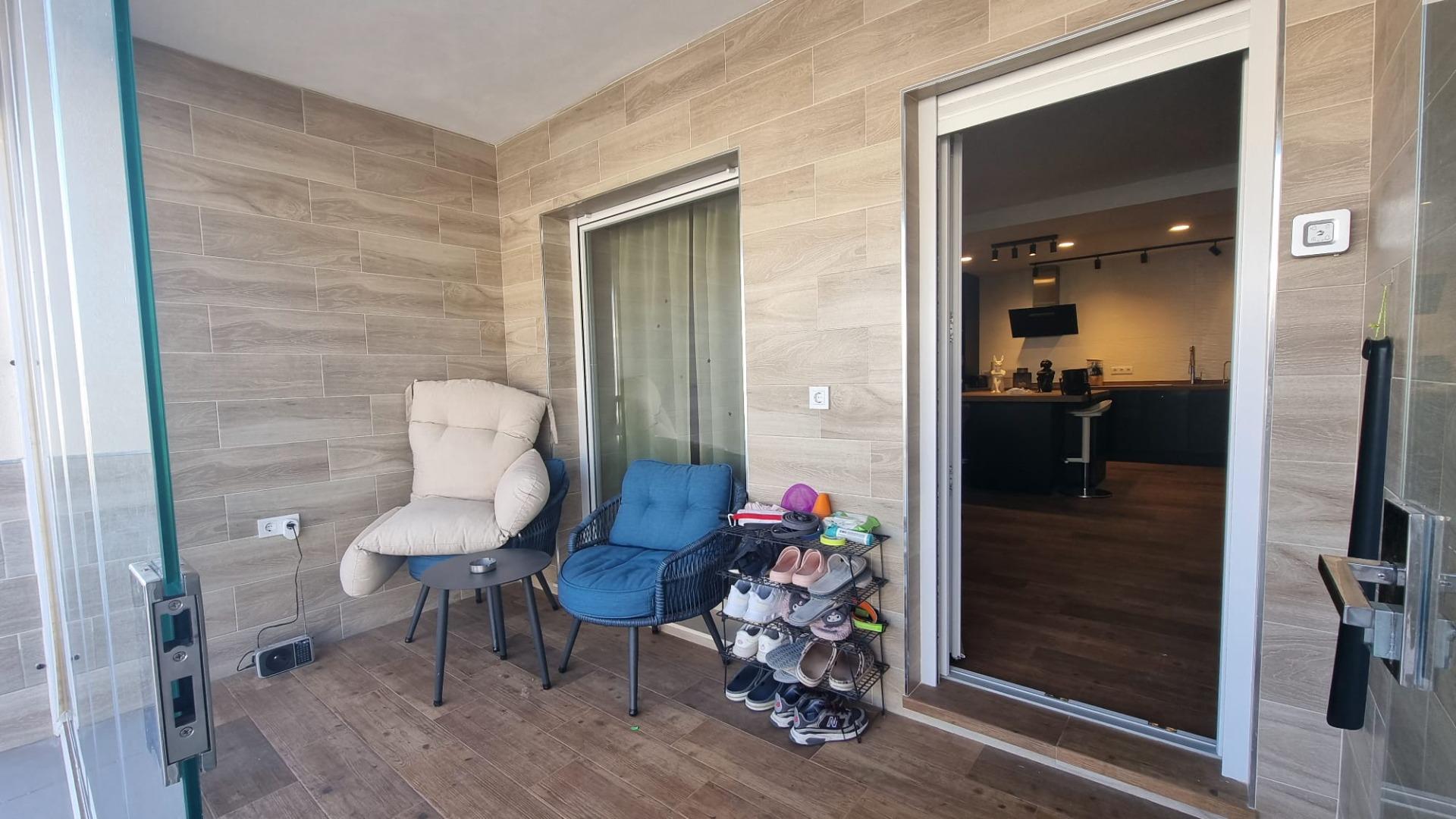 Villa Exclusiva en Torrevieja: Lujo, Piscina y Sostenibilidad, Villa de lujo reformada a estrenar en Torrevieja, Costa Blanca. 5 hab, 4 baños, piscina privada, garaje y placas solares. ¡Diseño, confort y ahorro energético p