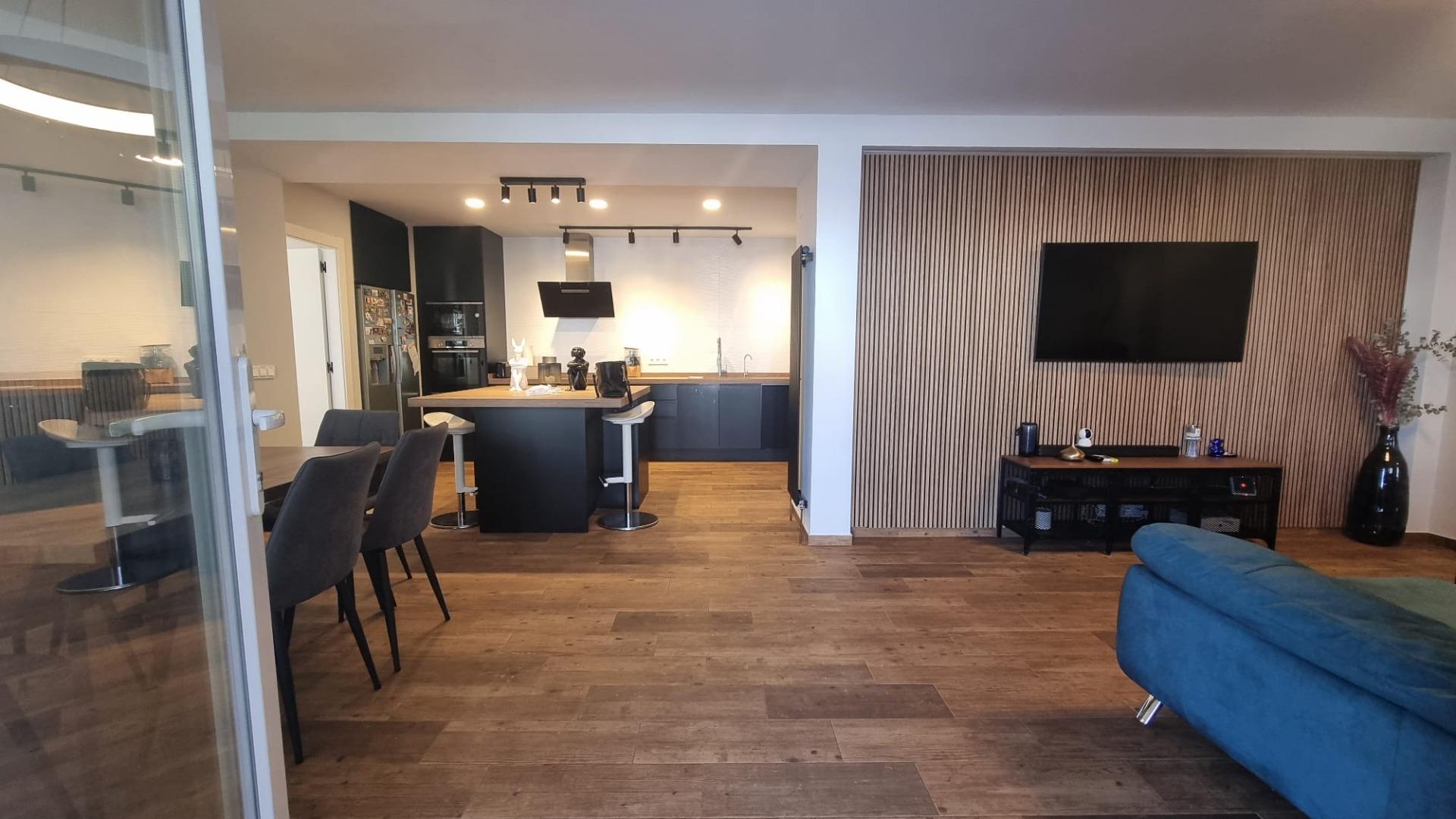 Villa Exclusiva en Torrevieja: Lujo, Piscina y Sostenibilidad, Villa de lujo reformada a estrenar en Torrevieja, Costa Blanca. 5 hab, 4 baños, piscina privada, garaje y placas solares. ¡Diseño, confort y ahorro energético p