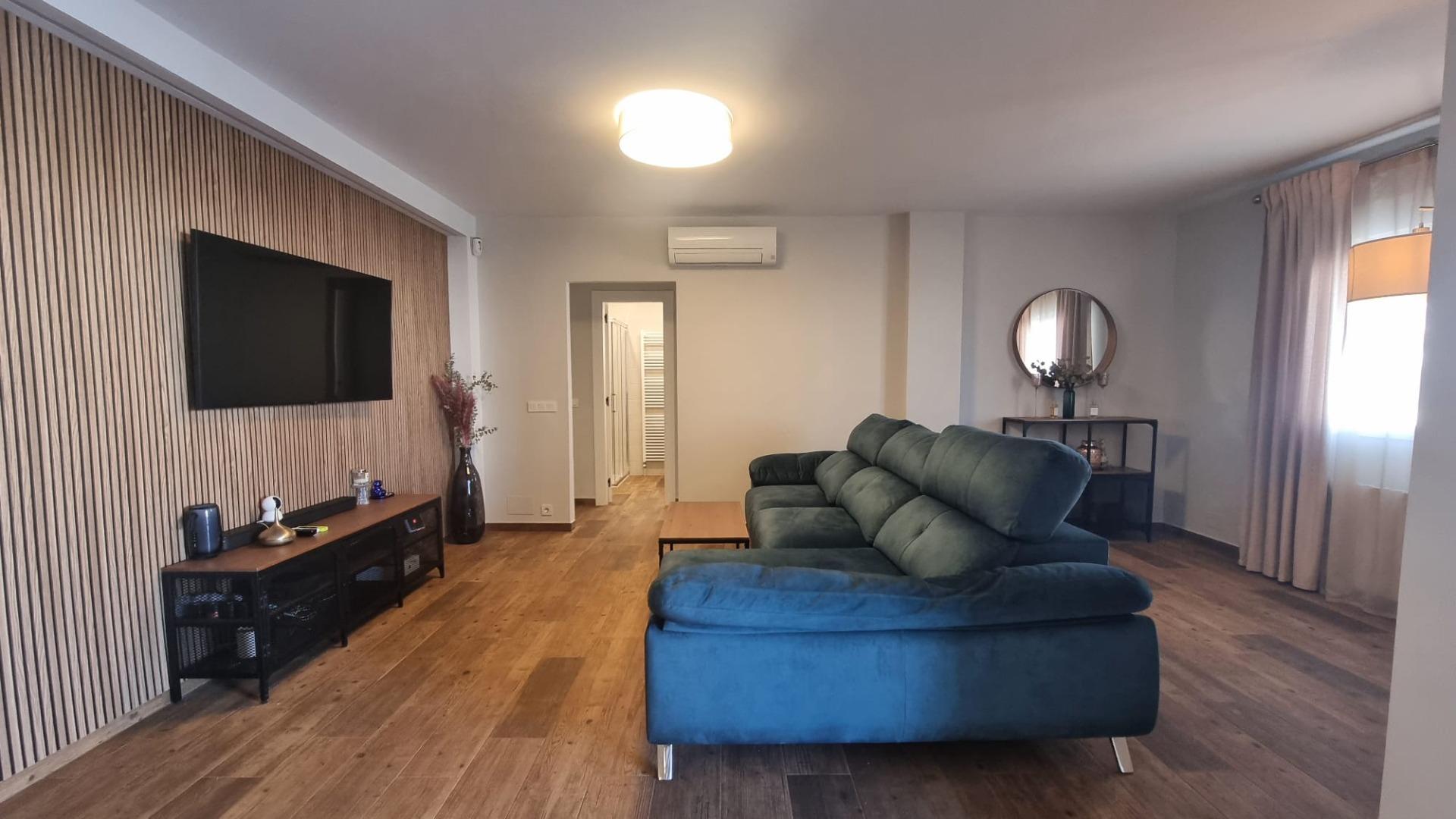 Villa Exclusiva en Torrevieja: Lujo, Piscina y Sostenibilidad, Villa de lujo reformada a estrenar en Torrevieja, Costa Blanca. 5 hab, 4 baños, piscina privada, garaje y placas solares. ¡Diseño, confort y ahorro energético p