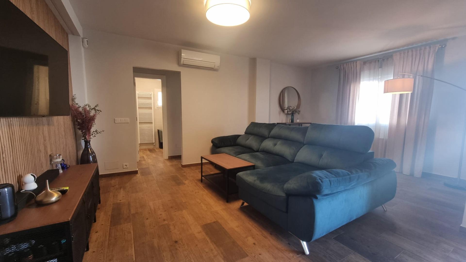 Villa Exclusiva en Torrevieja: Lujo, Piscina y Sostenibilidad, Villa de lujo reformada a estrenar en Torrevieja, Costa Blanca. 5 hab, 4 baños, piscina privada, garaje y placas solares. ¡Diseño, confort y ahorro energético p