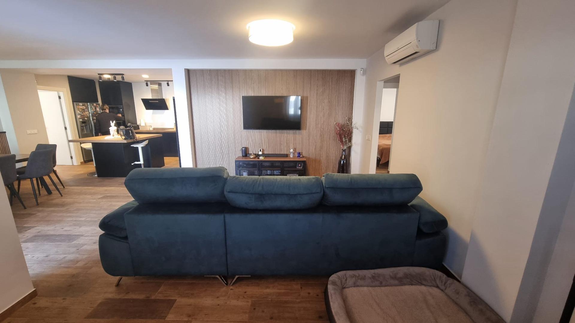 Villa Exclusiva en Torrevieja: Lujo, Piscina y Sostenibilidad, Villa de lujo reformada a estrenar en Torrevieja, Costa Blanca. 5 hab, 4 baños, piscina privada, garaje y placas solares. ¡Diseño, confort y ahorro energético p