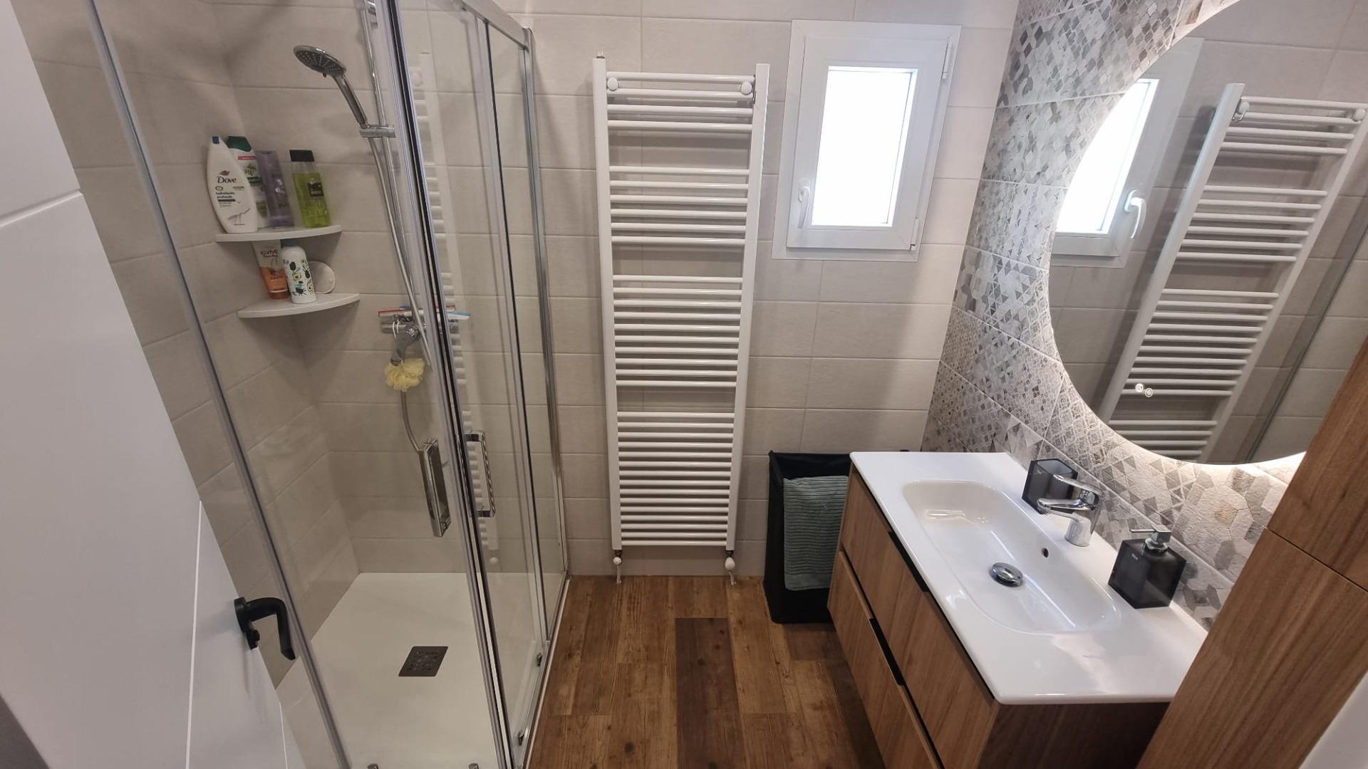 Villa Exclusiva en Torrevieja: Lujo, Piscina y Sostenibilidad, Villa de lujo reformada a estrenar en Torrevieja, Costa Blanca. 5 hab, 4 baños, piscina privada, garaje y placas solares. ¡Diseño, confort y ahorro energético p