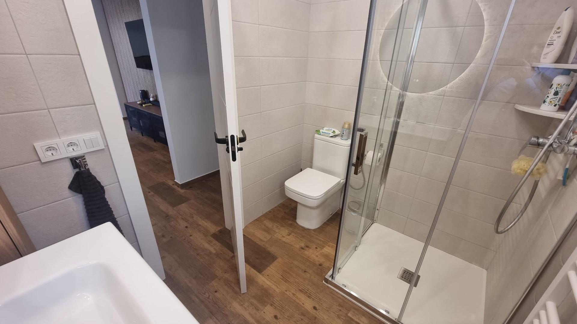 Villa Exclusiva en Torrevieja: Lujo, Piscina y Sostenibilidad, Villa de lujo reformada a estrenar en Torrevieja, Costa Blanca. 5 hab, 4 baños, piscina privada, garaje y placas solares. ¡Diseño, confort y ahorro energético p