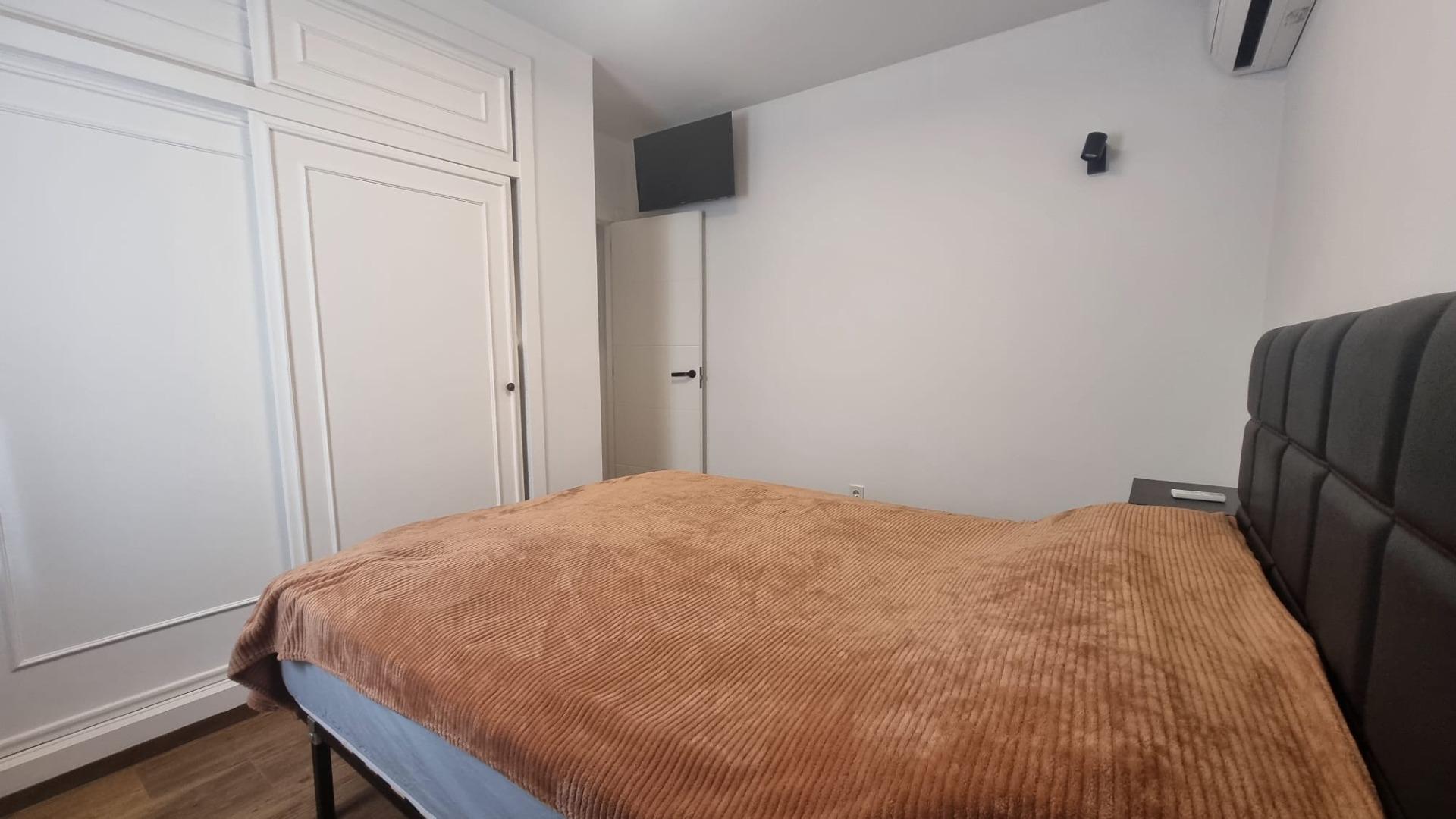 Villa Exclusiva en Torrevieja: Lujo, Piscina y Sostenibilidad, Villa de lujo reformada a estrenar en Torrevieja, Costa Blanca. 5 hab, 4 baños, piscina privada, garaje y placas solares. ¡Diseño, confort y ahorro energético p