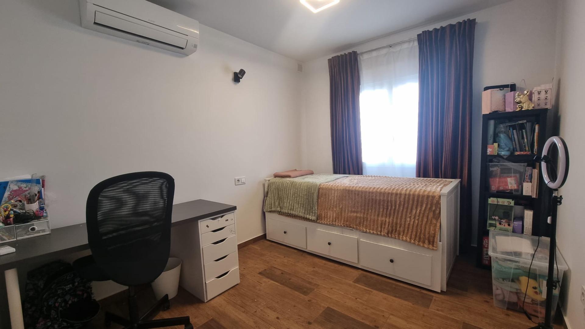 Villa Exclusiva en Torrevieja: Lujo, Piscina y Sostenibilidad, Villa de lujo reformada a estrenar en Torrevieja, Costa Blanca. 5 hab, 4 baños, piscina privada, garaje y placas solares. ¡Diseño, confort y ahorro energético p