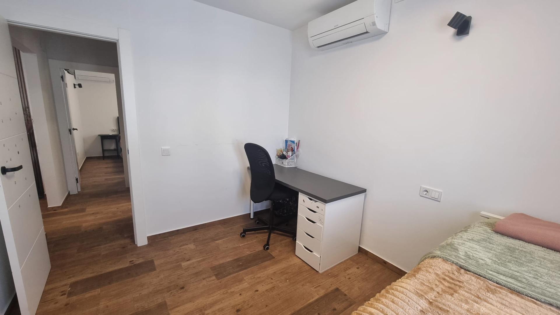 Villa Exclusiva en Torrevieja: Lujo, Piscina y Sostenibilidad, Villa de lujo reformada a estrenar en Torrevieja, Costa Blanca. 5 hab, 4 baños, piscina privada, garaje y placas solares. ¡Diseño, confort y ahorro energético p