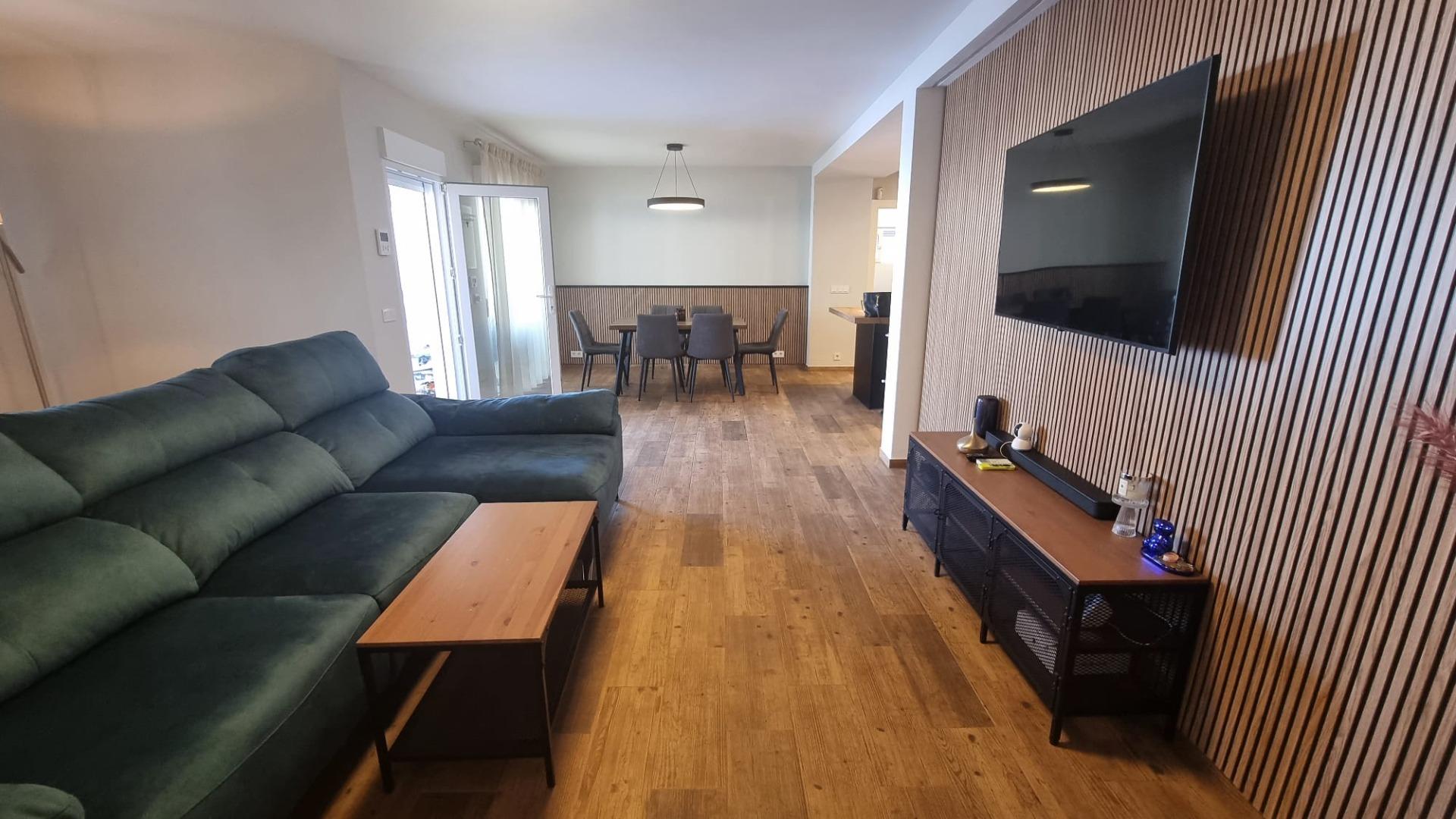 Villa Exclusiva en Torrevieja: Lujo, Piscina y Sostenibilidad, Villa de lujo reformada a estrenar en Torrevieja, Costa Blanca. 5 hab, 4 baños, piscina privada, garaje y placas solares. ¡Diseño, confort y ahorro energético p