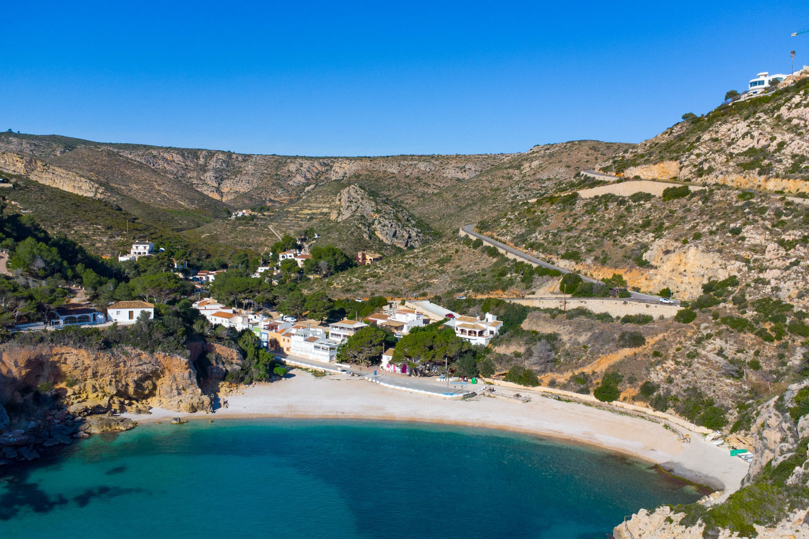 Exclusiva Villa Moderna en Javea: Lujo y Naturaleza, Exclusiva villa de lujo a estrenar en Tosalet 5, Javea. Moderna, con piscina, jardín y cerca de playas Costa Blanca. Entrega 2025. ¡Oportunidad única!