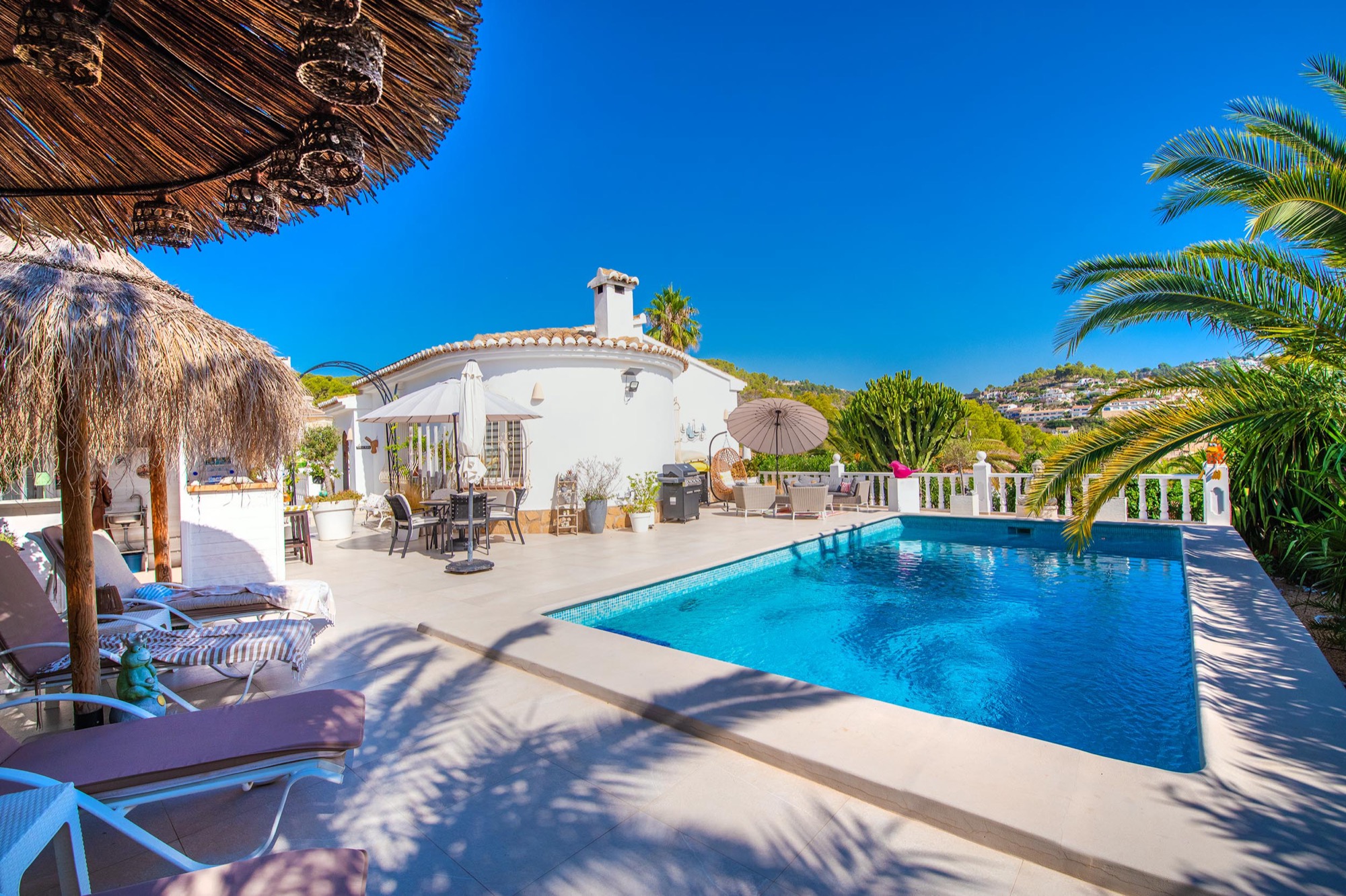 Benissa: Villa de Lujo Renovada con Piscina Privada, Villa de lujo renovada en Buenavista, Benissa, Costa Blanca. A 1.8km del mar, con piscina, jacuzzi y paneles solares. ¡Oportunidad única por 579.000€!