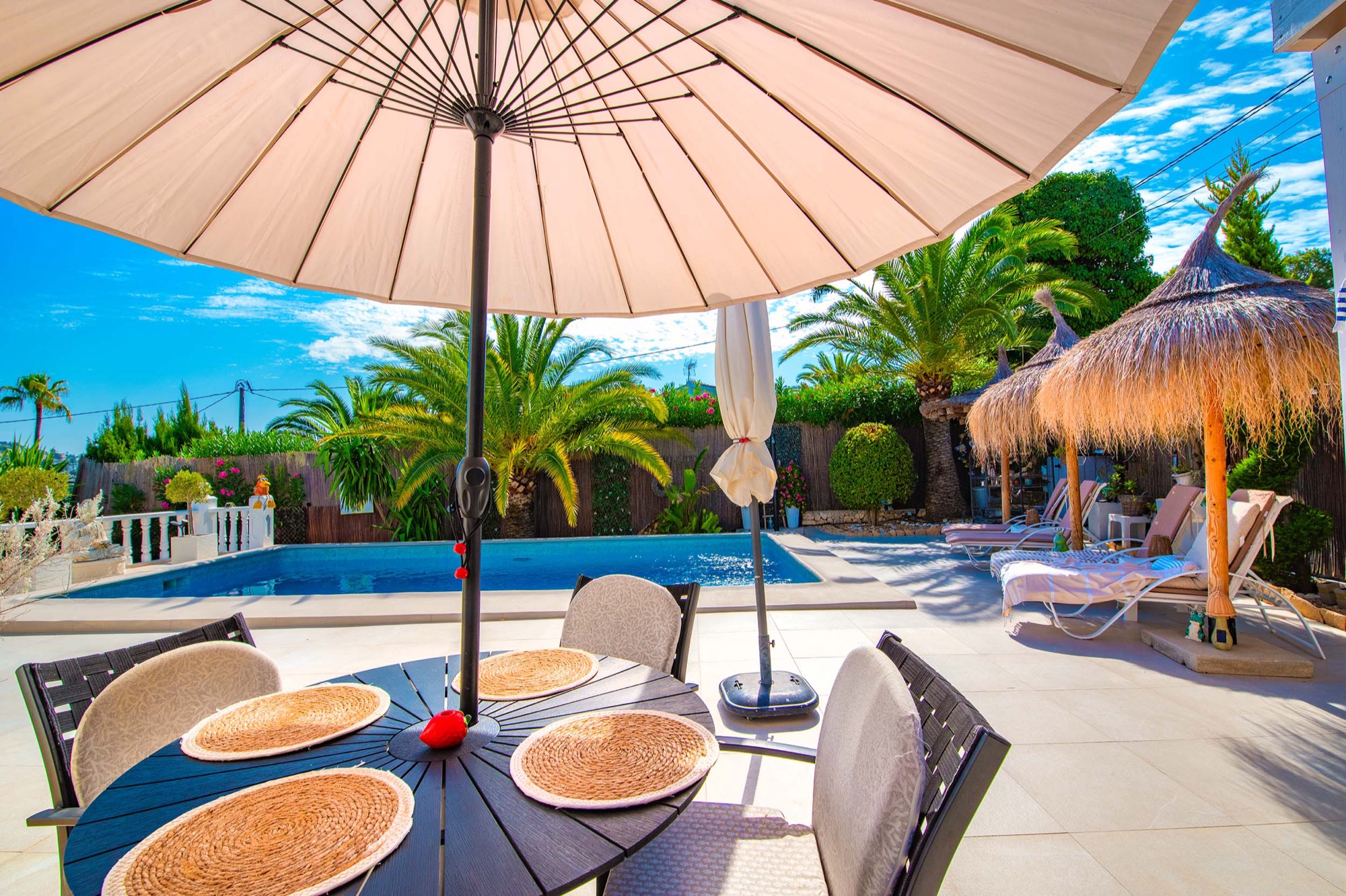 Benissa: Villa de Lujo Renovada con Piscina Privada, Villa de lujo renovada en Buenavista, Benissa, Costa Blanca. A 1.8km del mar, con piscina, jacuzzi y paneles solares. ¡Oportunidad única por 579.000€!