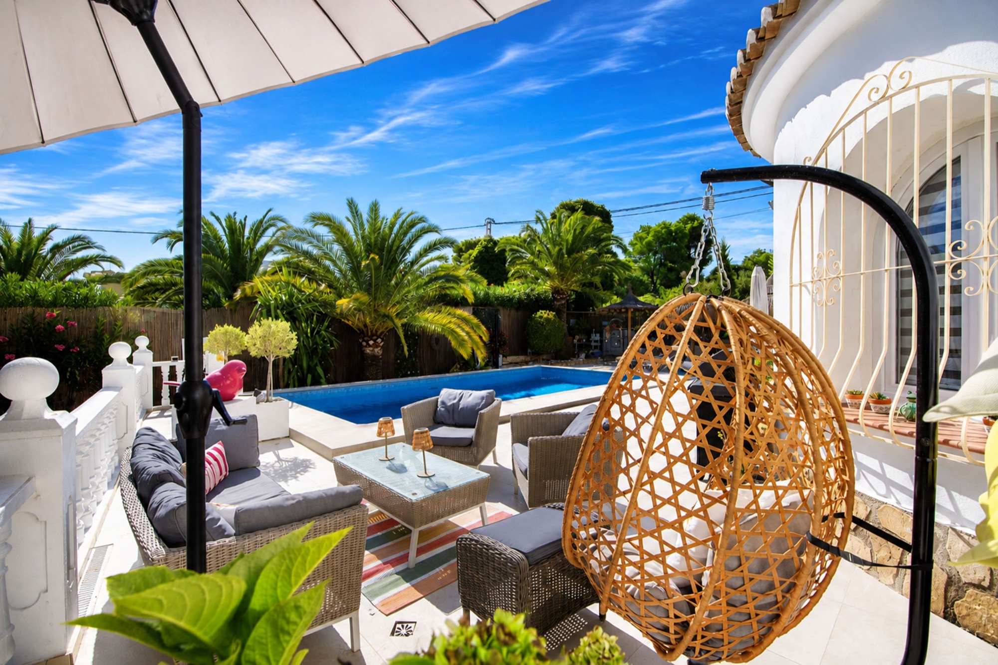 Benissa: Villa de Lujo Renovada con Piscina Privada, Villa de lujo renovada en Buenavista, Benissa, Costa Blanca. A 1.8km del mar, con piscina, jacuzzi y paneles solares. ¡Oportunidad única por 579.000€!