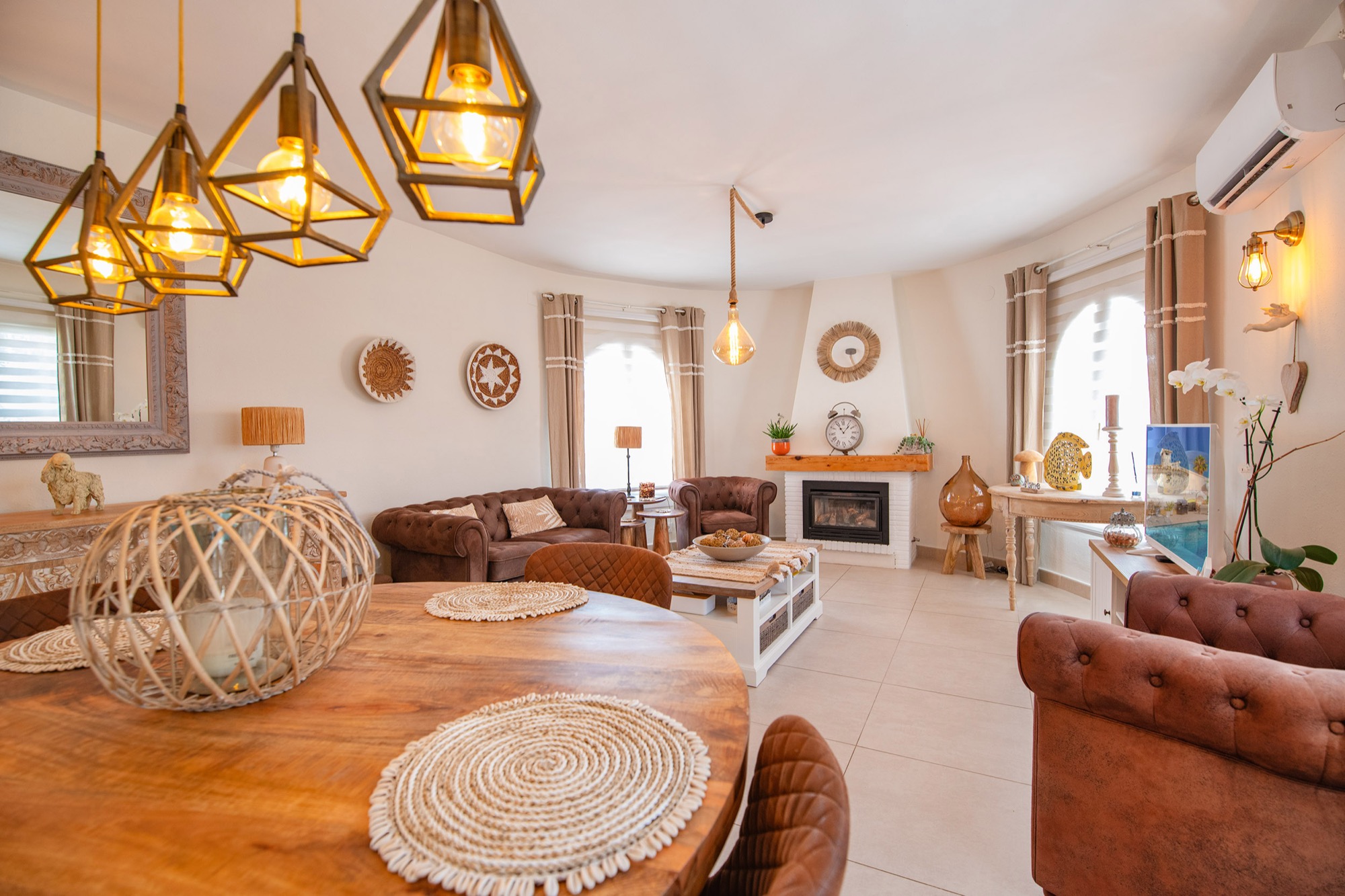 Benissa: Villa de Lujo Renovada con Piscina Privada, Villa de lujo renovada en Buenavista, Benissa, Costa Blanca. A 1.8km del mar, con piscina, jacuzzi y paneles solares. ¡Oportunidad única por 579.000€!