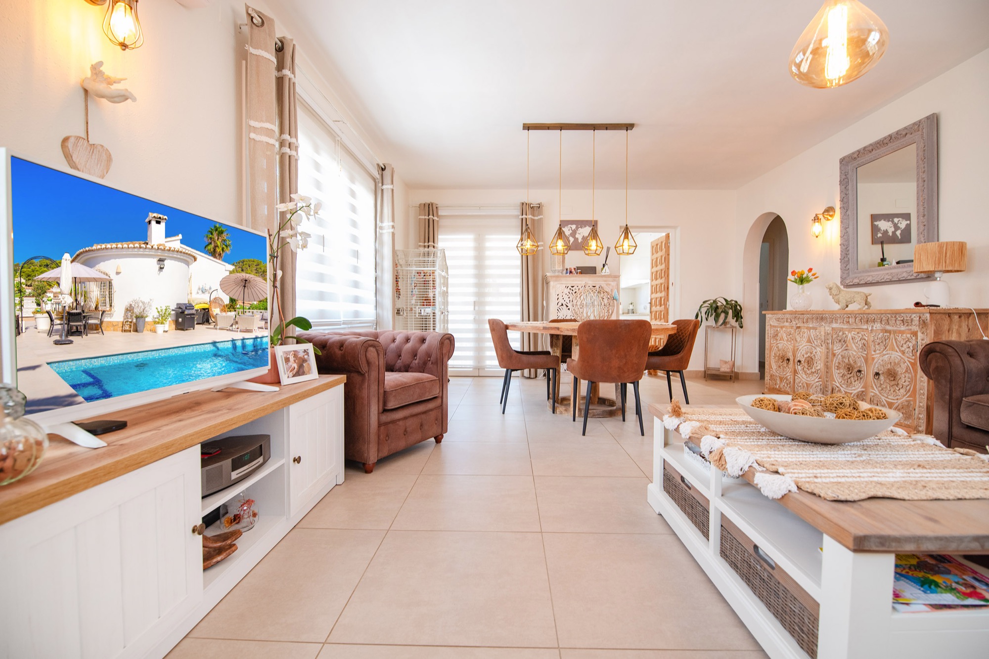 Benissa: Villa de Lujo Renovada con Piscina Privada, Villa de lujo renovada en Buenavista, Benissa, Costa Blanca. A 1.8km del mar, con piscina, jacuzzi y paneles solares. ¡Oportunidad única por 579.000€!