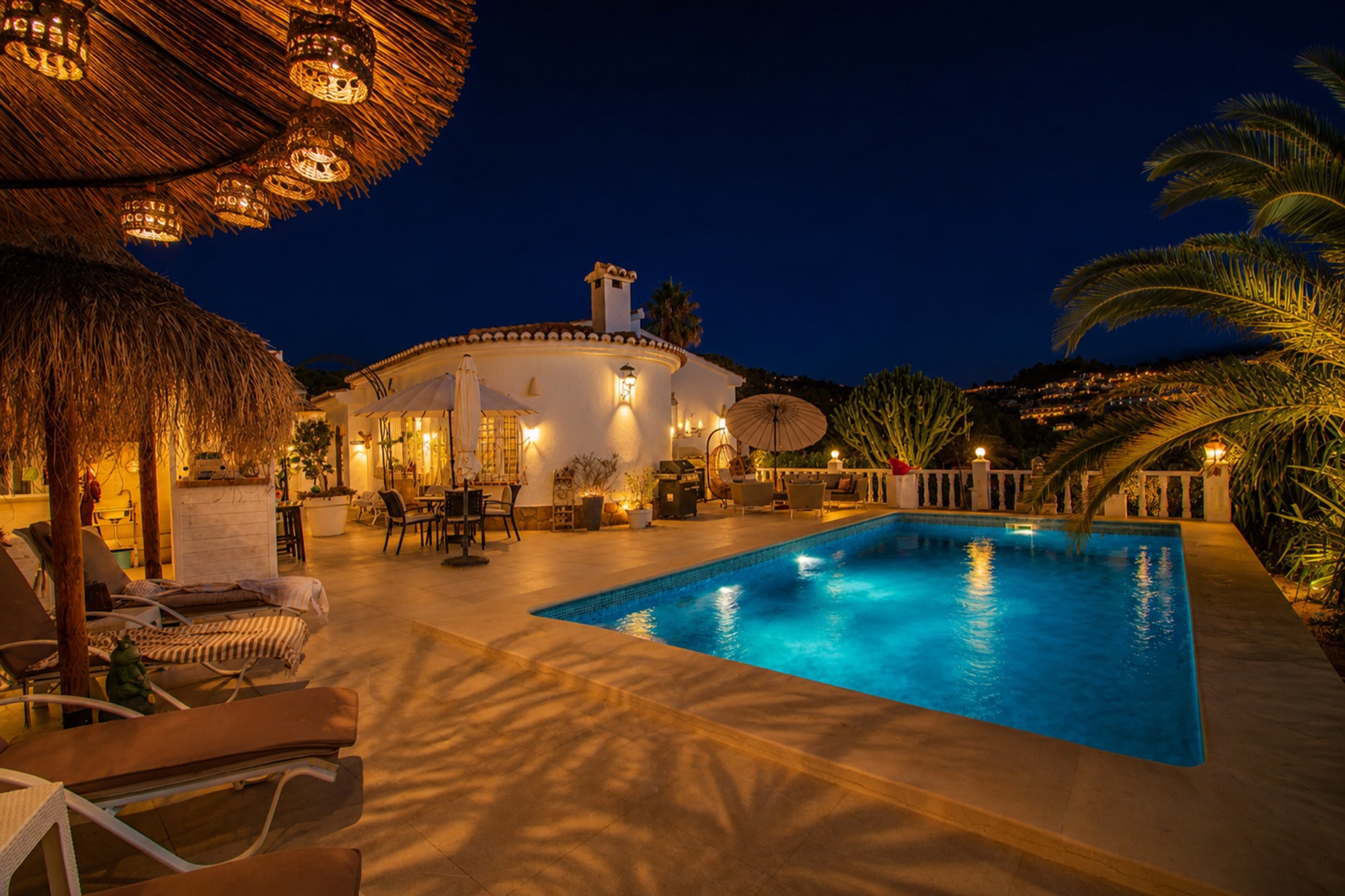 Benissa: Villa de Lujo Renovada con Piscina Privada, Villa de lujo renovada en Buenavista, Benissa, Costa Blanca. A 1.8km del mar, con piscina, jacuzzi y paneles solares. ¡Oportunidad única por 579.000€!