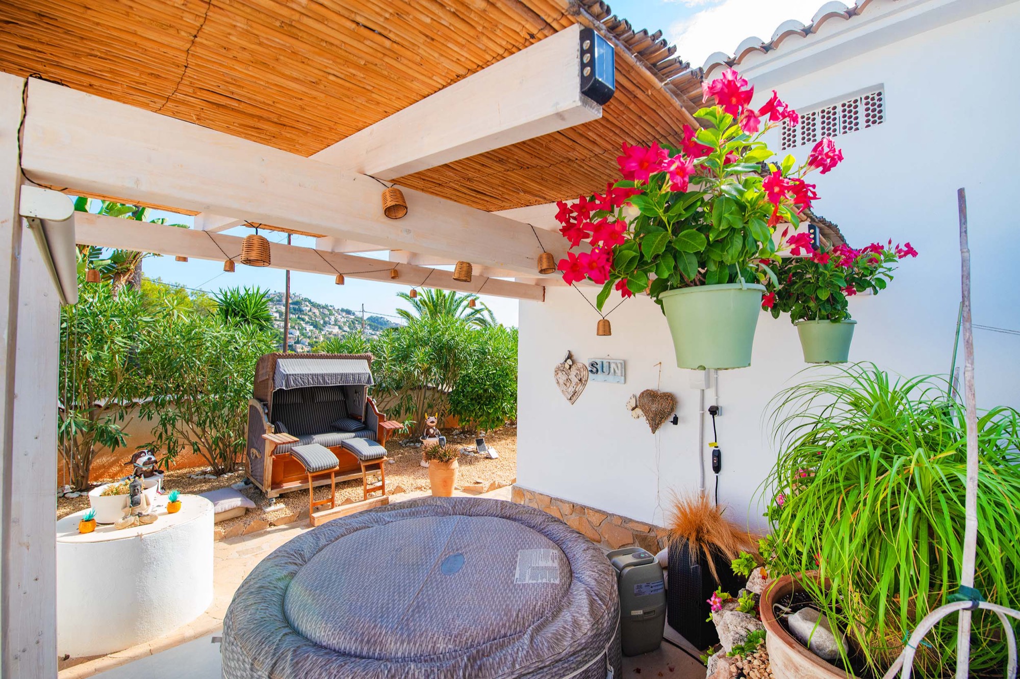 Benissa: Villa de Lujo Renovada con Piscina Privada, Villa de lujo renovada en Buenavista, Benissa, Costa Blanca. A 1.8km del mar, con piscina, jacuzzi y paneles solares. ¡Oportunidad única por 579.000€!