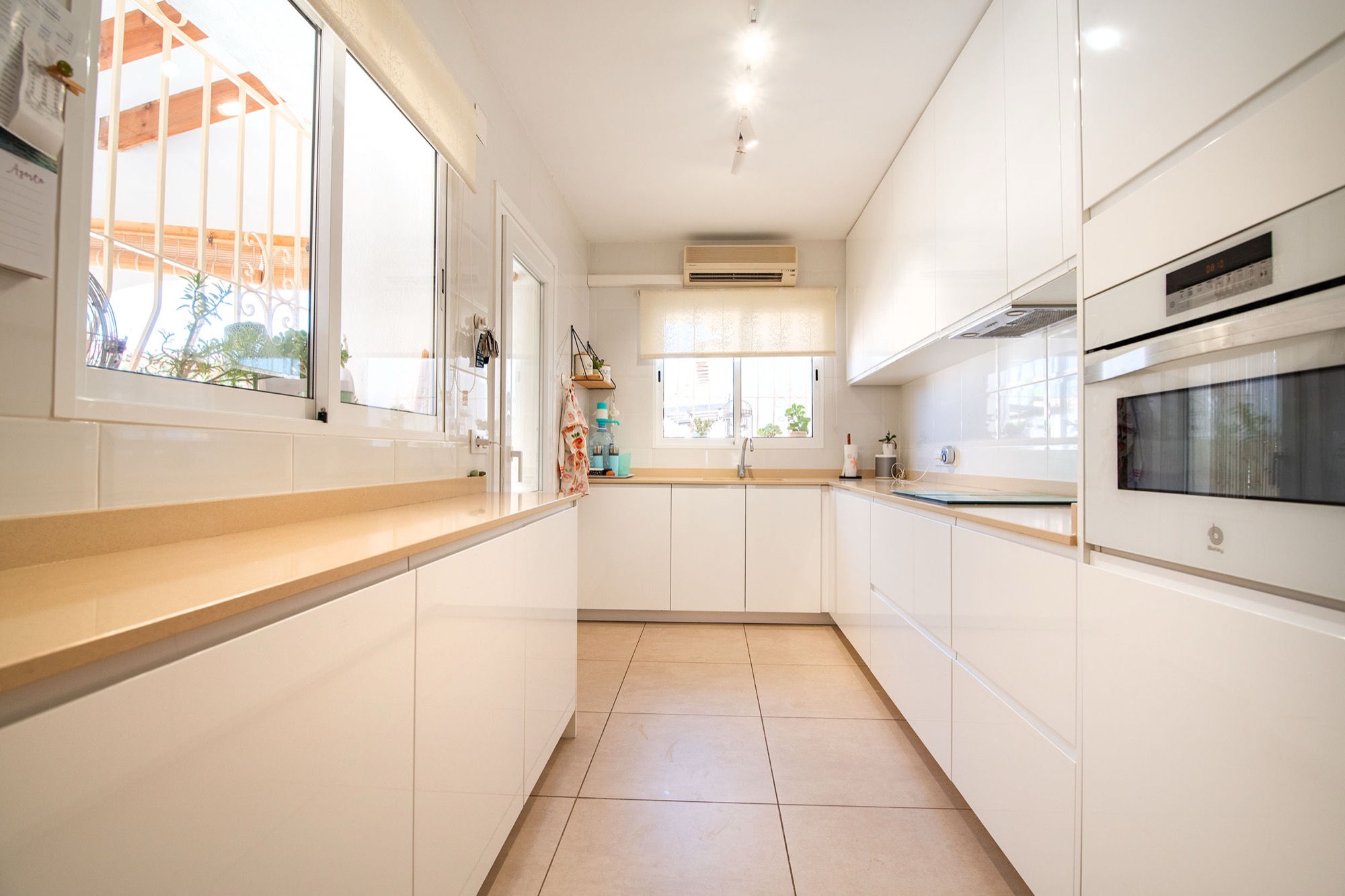 Benissa: Villa de Lujo Renovada con Piscina Privada, Villa de lujo renovada en Buenavista, Benissa, Costa Blanca. A 1.8km del mar, con piscina, jacuzzi y paneles solares. ¡Oportunidad única por 579.000€!