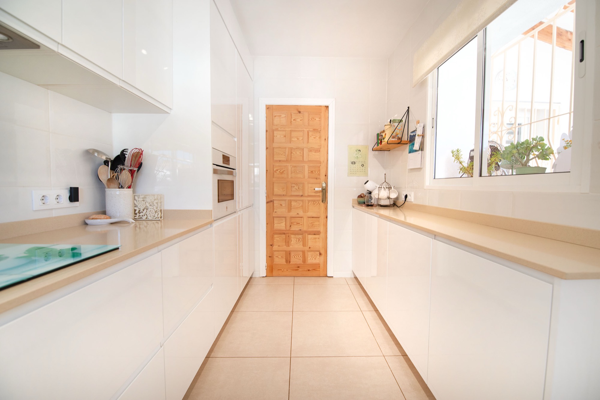 Benissa: Villa de Lujo Renovada con Piscina Privada, Villa de lujo renovada en Buenavista, Benissa, Costa Blanca. A 1.8km del mar, con piscina, jacuzzi y paneles solares. ¡Oportunidad única por 579.000€!