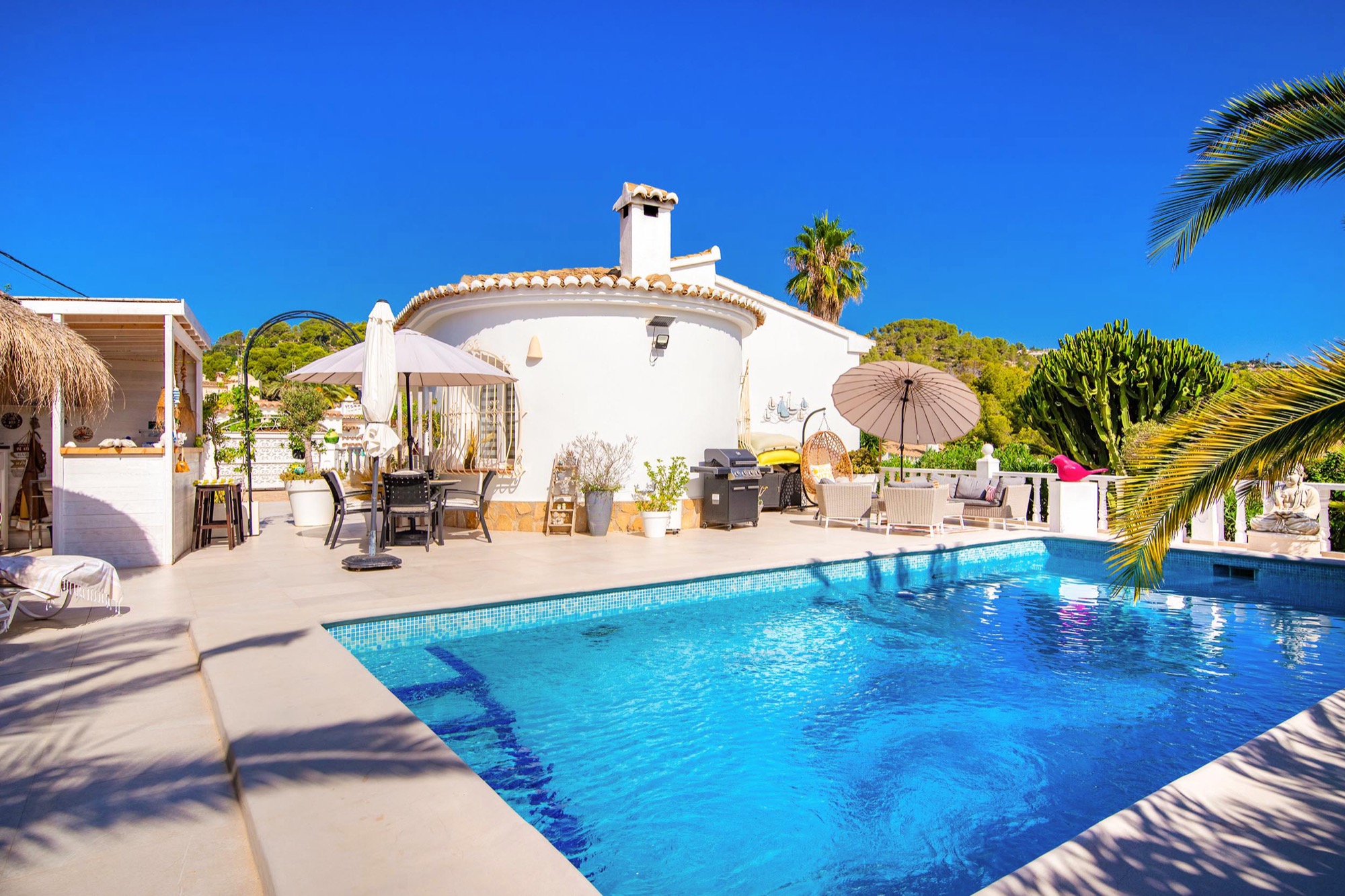 Benissa: Villa de Lujo Renovada con Piscina Privada, Villa de lujo renovada en Buenavista, Benissa, Costa Blanca. A 1.8km del mar, con piscina, jacuzzi y paneles solares. ¡Oportunidad única por 579.000€!