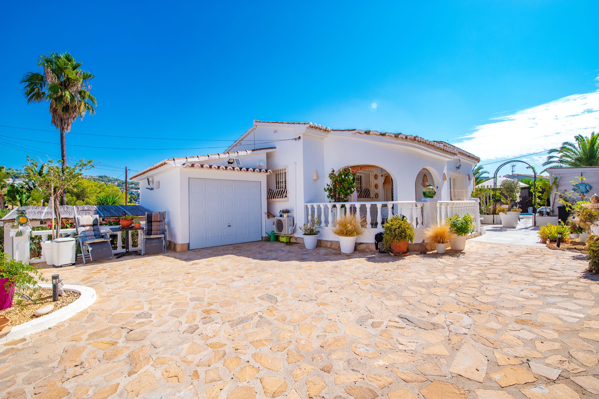 Benissa: Villa de Lujo Renovada con Piscina Privada, Villa de lujo renovada en Buenavista, Benissa, Costa Blanca. A 1.8km del mar, con piscina, jacuzzi y paneles solares. ¡Oportunidad única por 579.000€!