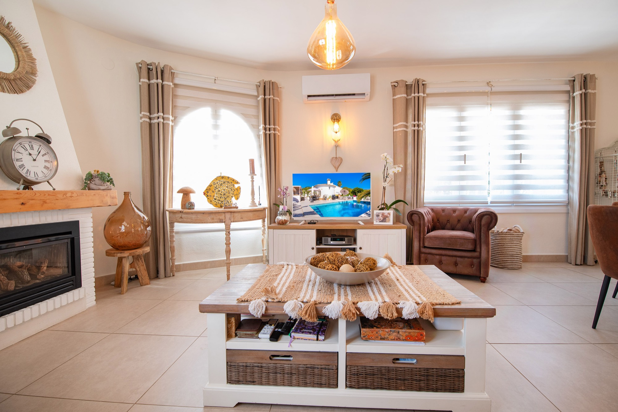 Benissa: Villa de Lujo Renovada con Piscina Privada, Villa de lujo renovada en Buenavista, Benissa, Costa Blanca. A 1.8km del mar, con piscina, jacuzzi y paneles solares. ¡Oportunidad única por 579.000€!