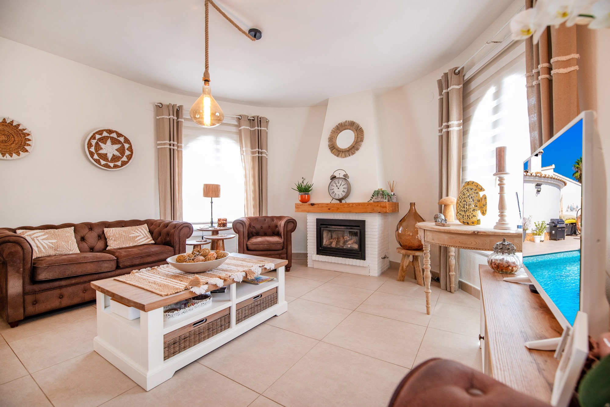 Benissa: Villa de Lujo Renovada con Piscina Privada, Villa de lujo renovada en Buenavista, Benissa, Costa Blanca. A 1.8km del mar, con piscina, jacuzzi y paneles solares. ¡Oportunidad única por 579.000€!