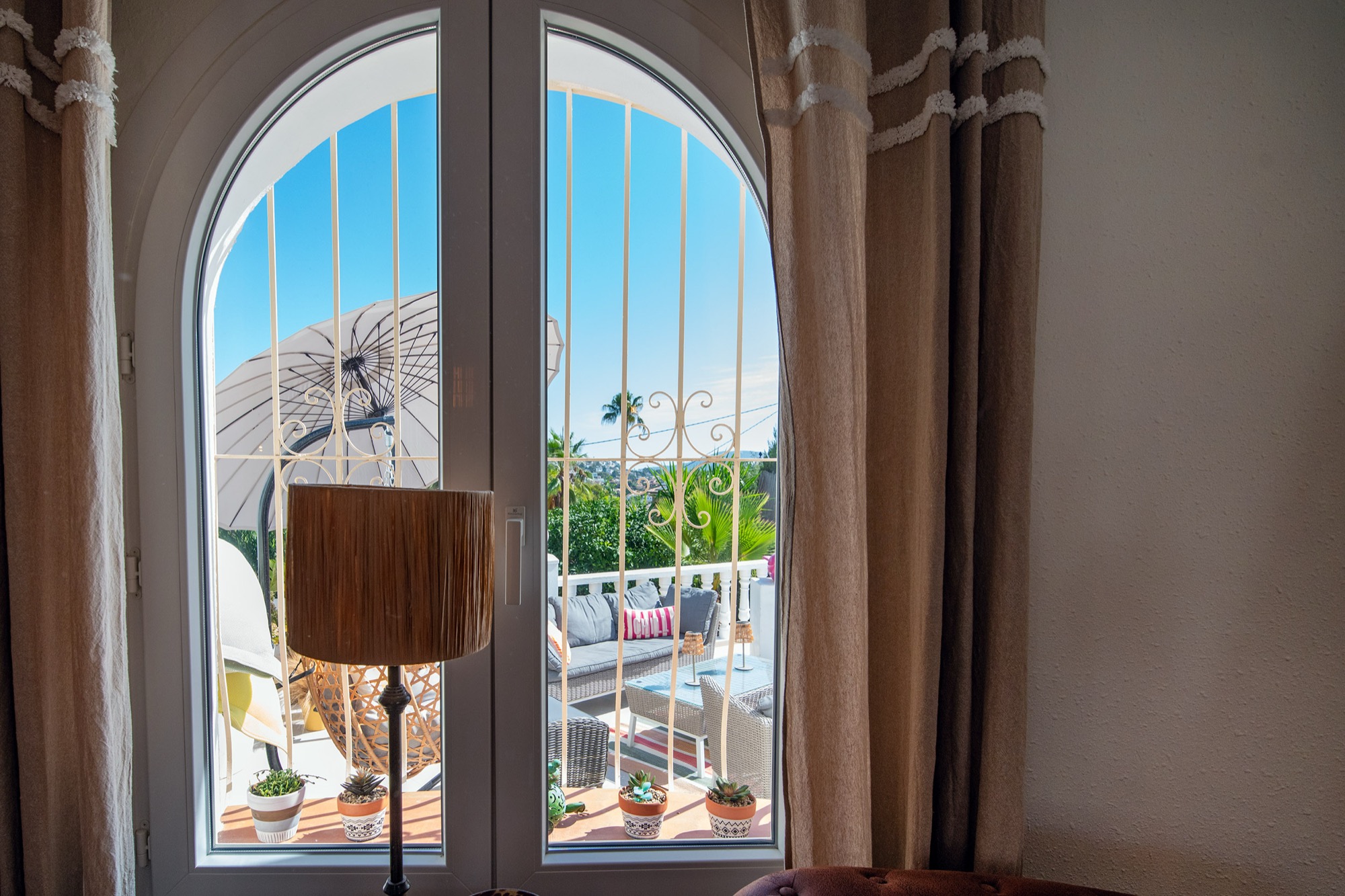 Benissa: Villa de Lujo Renovada con Piscina Privada, Villa de lujo renovada en Buenavista, Benissa, Costa Blanca. A 1.8km del mar, con piscina, jacuzzi y paneles solares. ¡Oportunidad única por 579.000€!