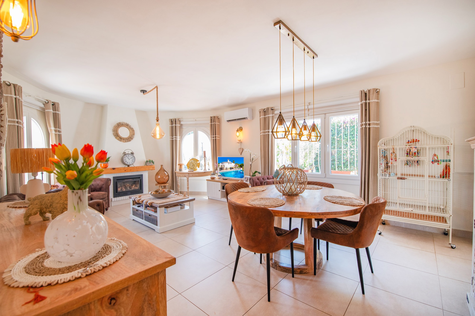Benissa: Villa de Lujo Renovada con Piscina Privada, Villa de lujo renovada en Buenavista, Benissa, Costa Blanca. A 1.8km del mar, con piscina, jacuzzi y paneles solares. ¡Oportunidad única por 579.000€!
