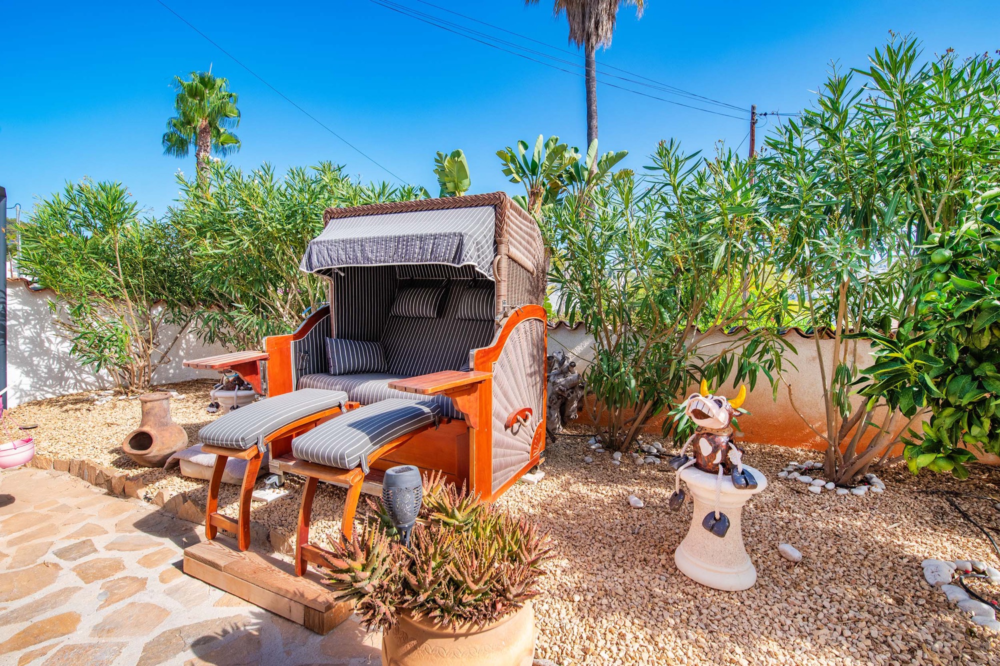 Benissa: Villa de Lujo Renovada con Piscina Privada, Villa de lujo renovada en Buenavista, Benissa, Costa Blanca. A 1.8km del mar, con piscina, jacuzzi y paneles solares. ¡Oportunidad única por 579.000€!