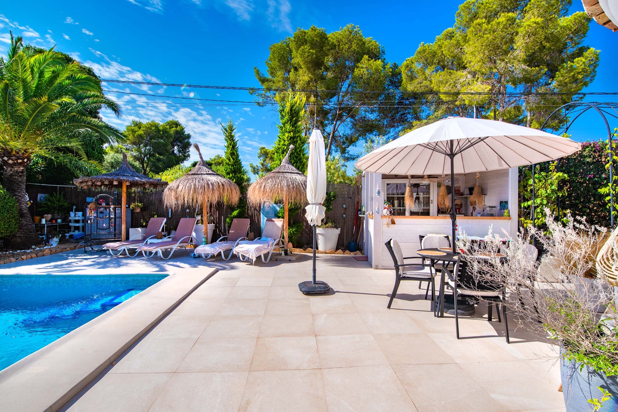 Benissa: Villa de Lujo Renovada con Piscina Privada, Villa de lujo renovada en Buenavista, Benissa, Costa Blanca. A 1.8km del mar, con piscina, jacuzzi y paneles solares. ¡Oportunidad única por 579.000€!