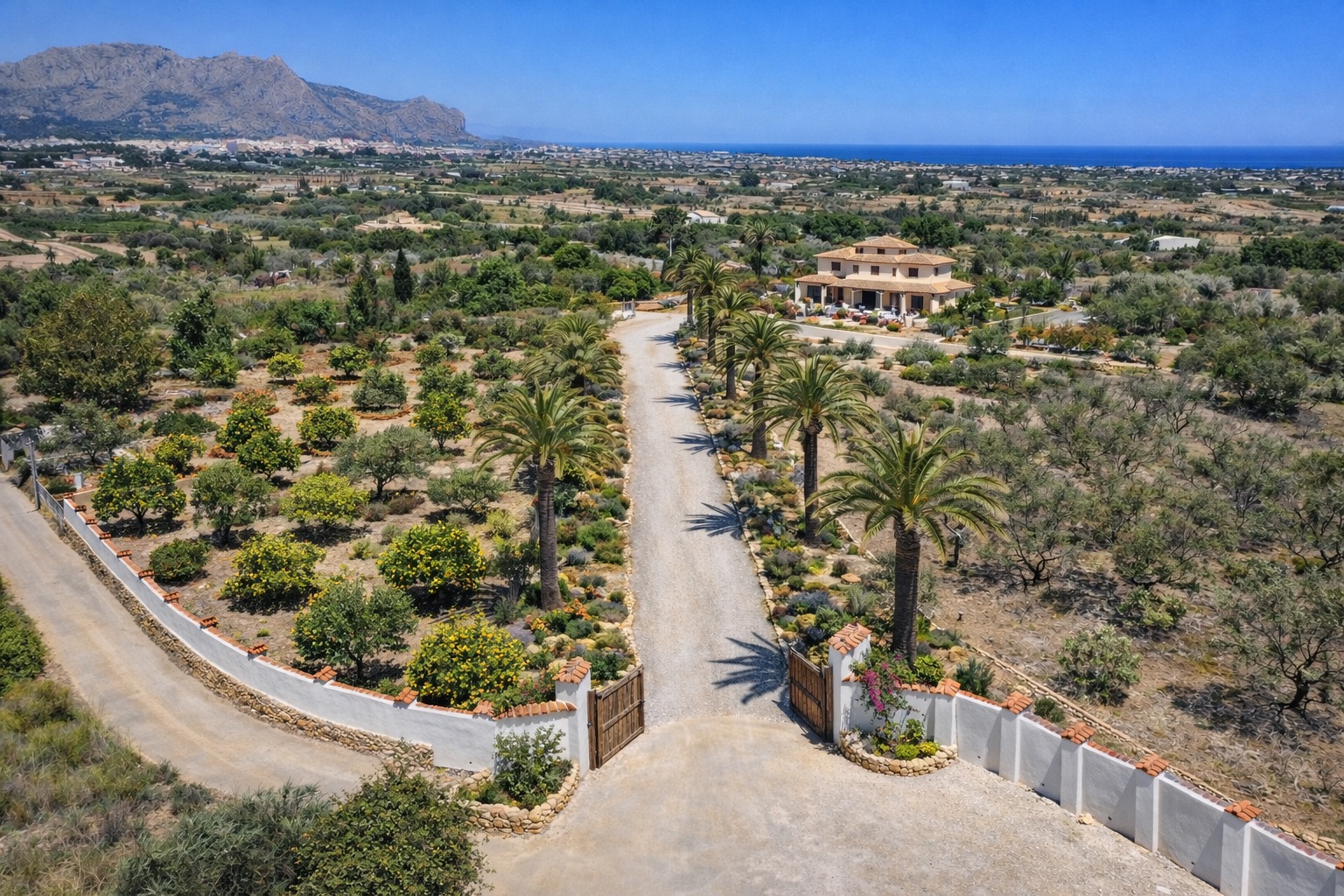 Majestuosa Villa con Vistas al Mar en Pedreguer, Villa de lujo en Pedreguer, Alicante. Vistas panorámicas mar/montaña. Gran parcela con piscina, gimnasio, cine y jardín. Disfrute el estilo de vida mediterráneo