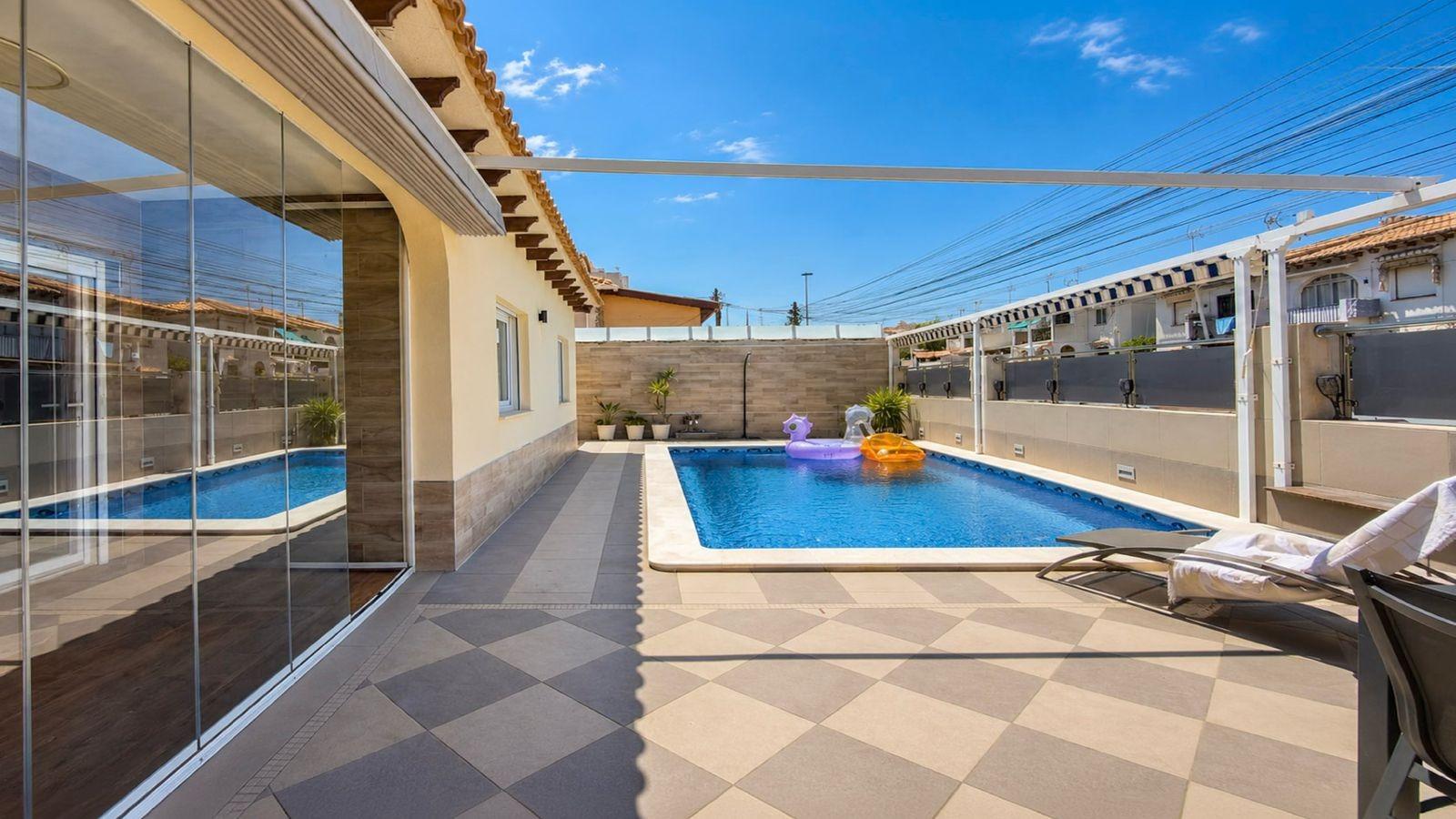Lujosa Villa Reformada en Torrevieja con Piscina Privada, Villa de lujo reformada en Los Balcones, Torrevieja. 5 dorm, 4 baños, piscina salina, jardín y garaje. Confort y eficiencia energética. ¡Vive la Costa Blanca po