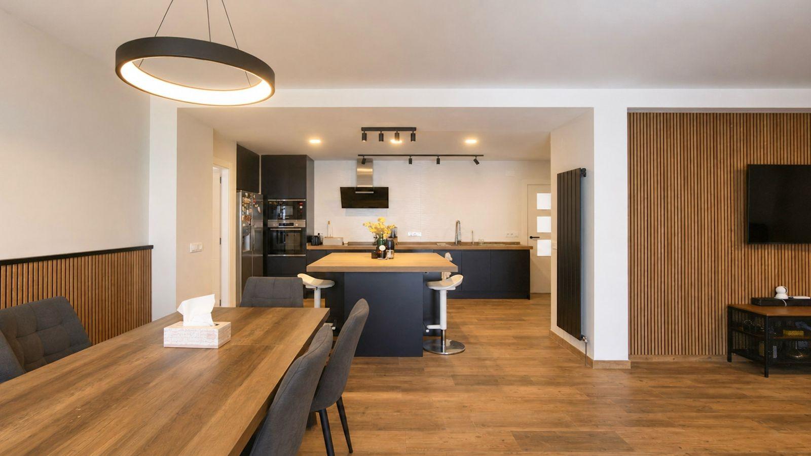 Lujosa Villa Reformada en Torrevieja con Piscina Privada, Villa de lujo reformada en Los Balcones, Torrevieja. 5 dorm, 4 baños, piscina salina, jardín y garaje. Confort y eficiencia energética. ¡Vive la Costa Blanca po