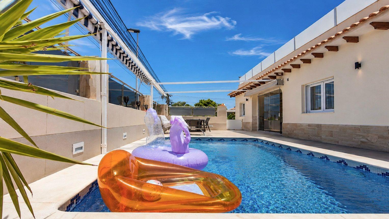 Lujosa Villa Reformada en Torrevieja con Piscina Privada, Villa de lujo reformada en Los Balcones, Torrevieja. 5 dorm, 4 baños, piscina salina, jardín y garaje. Confort y eficiencia energética. ¡Vive la Costa Blanca po