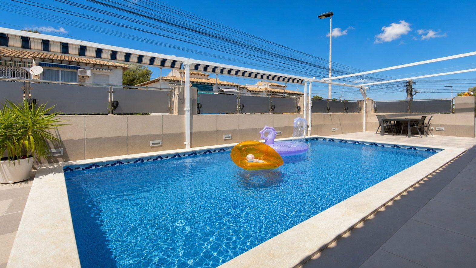 Lujosa Villa Reformada en Torrevieja con Piscina Privada, Villa de lujo reformada en Los Balcones, Torrevieja. 5 dorm, 4 baños, piscina salina, jardín y garaje. Confort y eficiencia energética. ¡Vive la Costa Blanca po