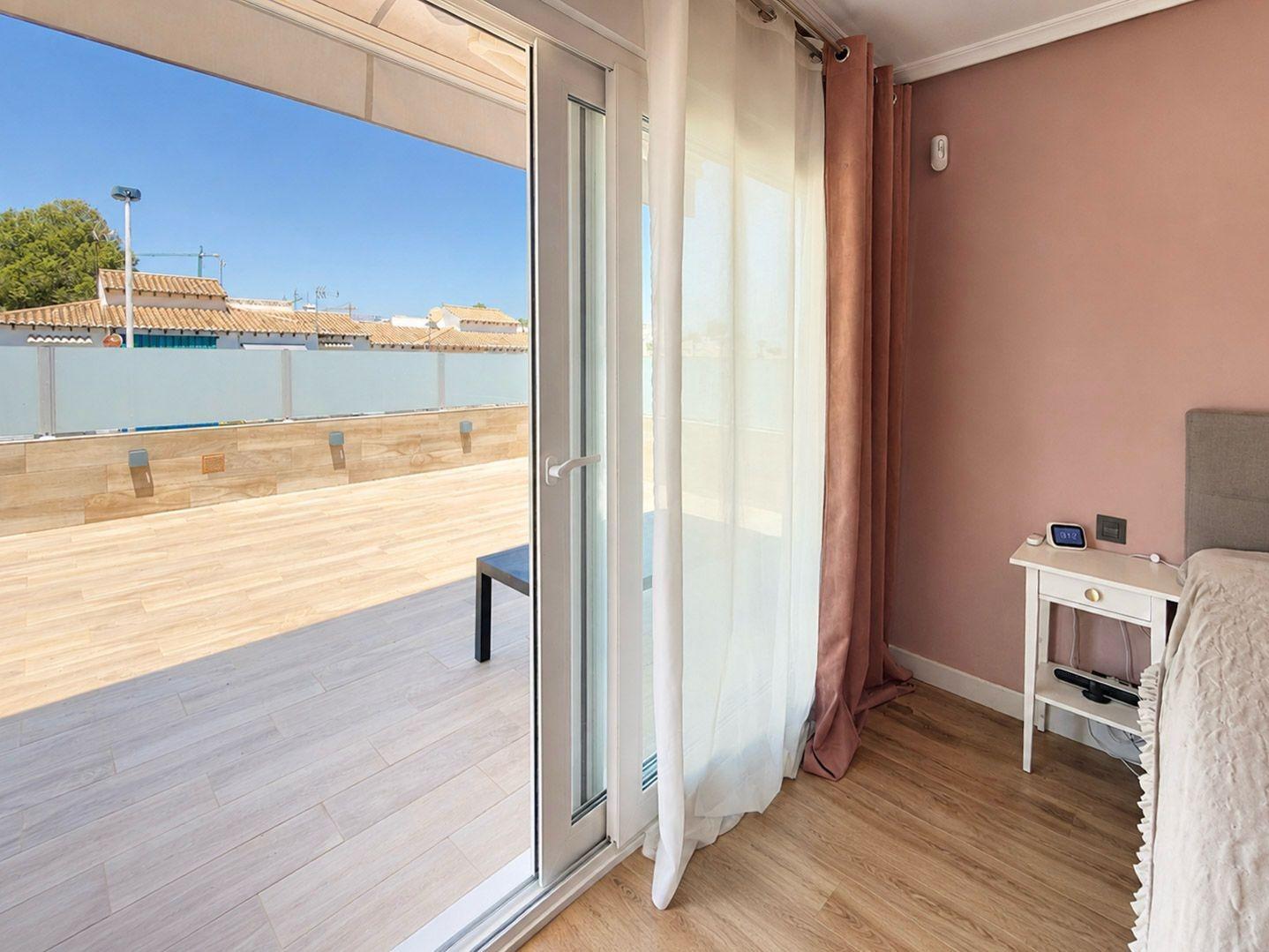 Lujosa Villa Reformada en Torrevieja con Piscina Privada, Villa de lujo reformada en Los Balcones, Torrevieja. 5 dorm, 4 baños, piscina salina, jardín y garaje. Confort y eficiencia energética. ¡Vive la Costa Blanca po