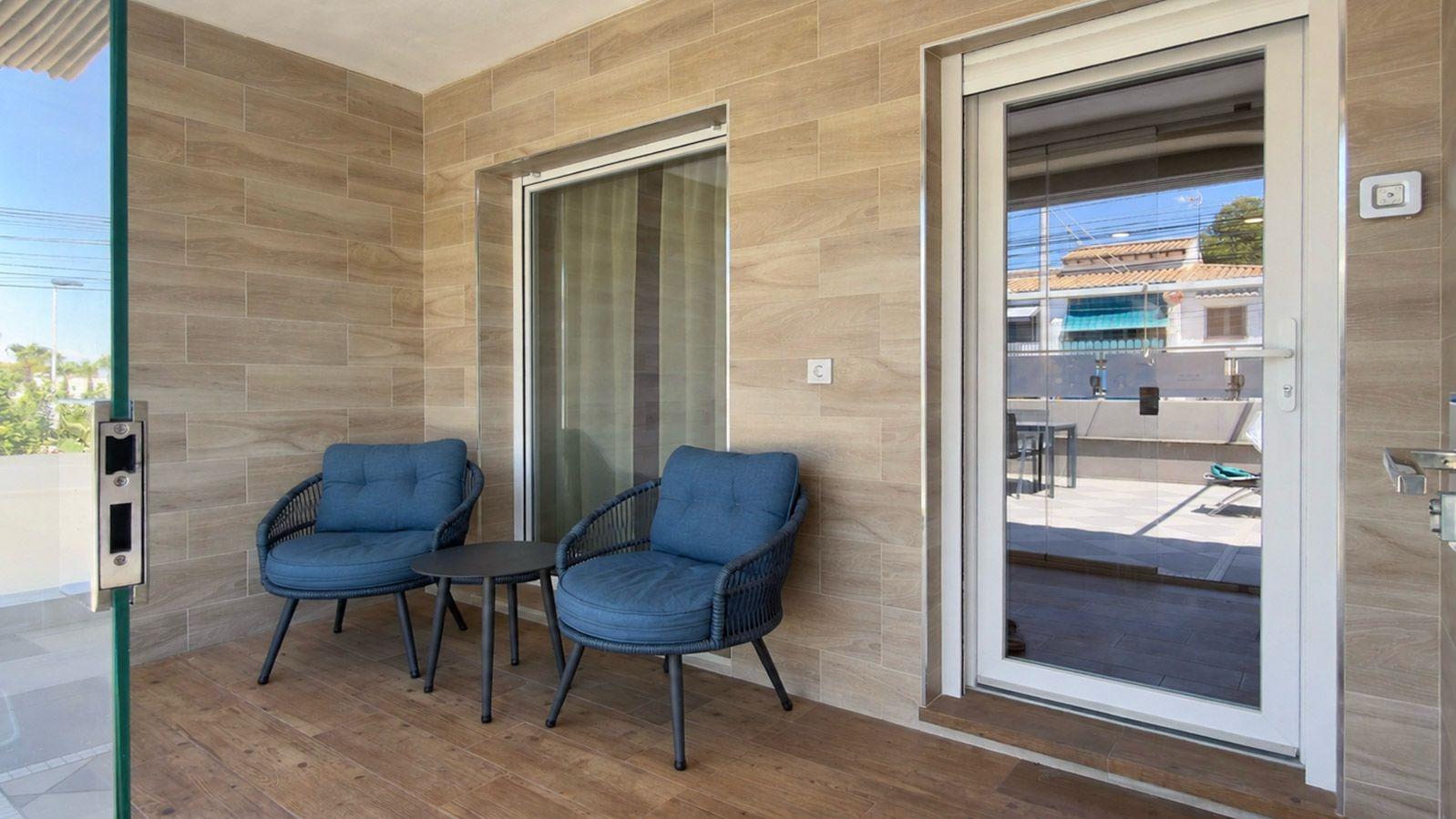 Lujosa Villa Reformada en Torrevieja con Piscina Privada, Villa de lujo reformada en Los Balcones, Torrevieja. 5 dorm, 4 baños, piscina salina, jardín y garaje. Confort y eficiencia energética. ¡Vive la Costa Blanca po