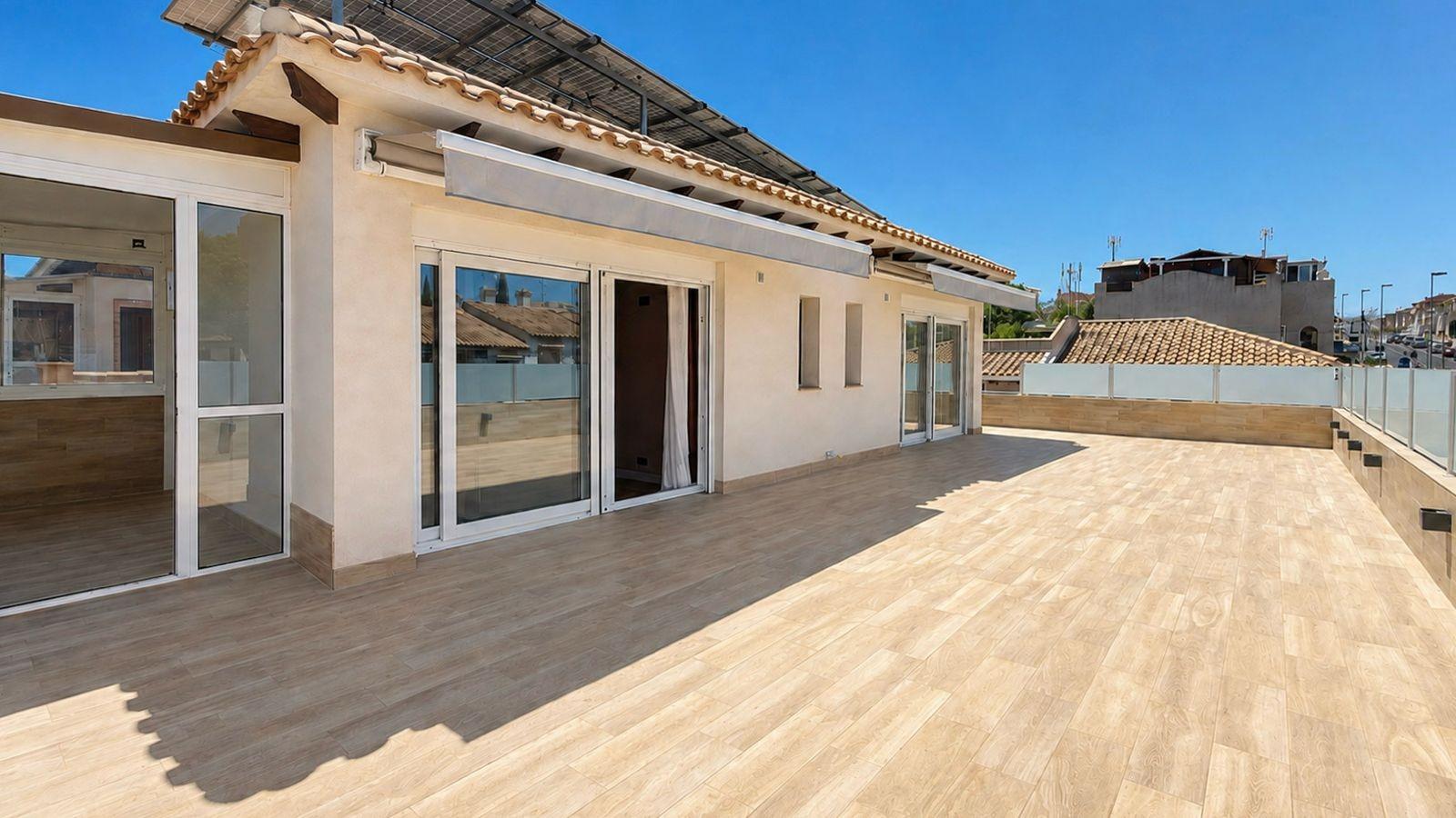 Lujosa Villa Reformada en Torrevieja con Piscina Privada, Villa de lujo reformada en Los Balcones, Torrevieja. 5 dorm, 4 baños, piscina salina, jardín y garaje. Confort y eficiencia energética. ¡Vive la Costa Blanca po