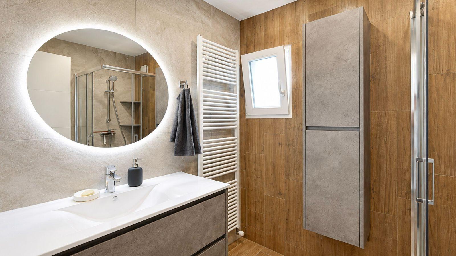 Lujosa Villa Reformada en Torrevieja con Piscina Privada, Villa de lujo reformada en Los Balcones, Torrevieja. 5 dorm, 4 baños, piscina salina, jardín y garaje. Confort y eficiencia energética. ¡Vive la Costa Blanca po