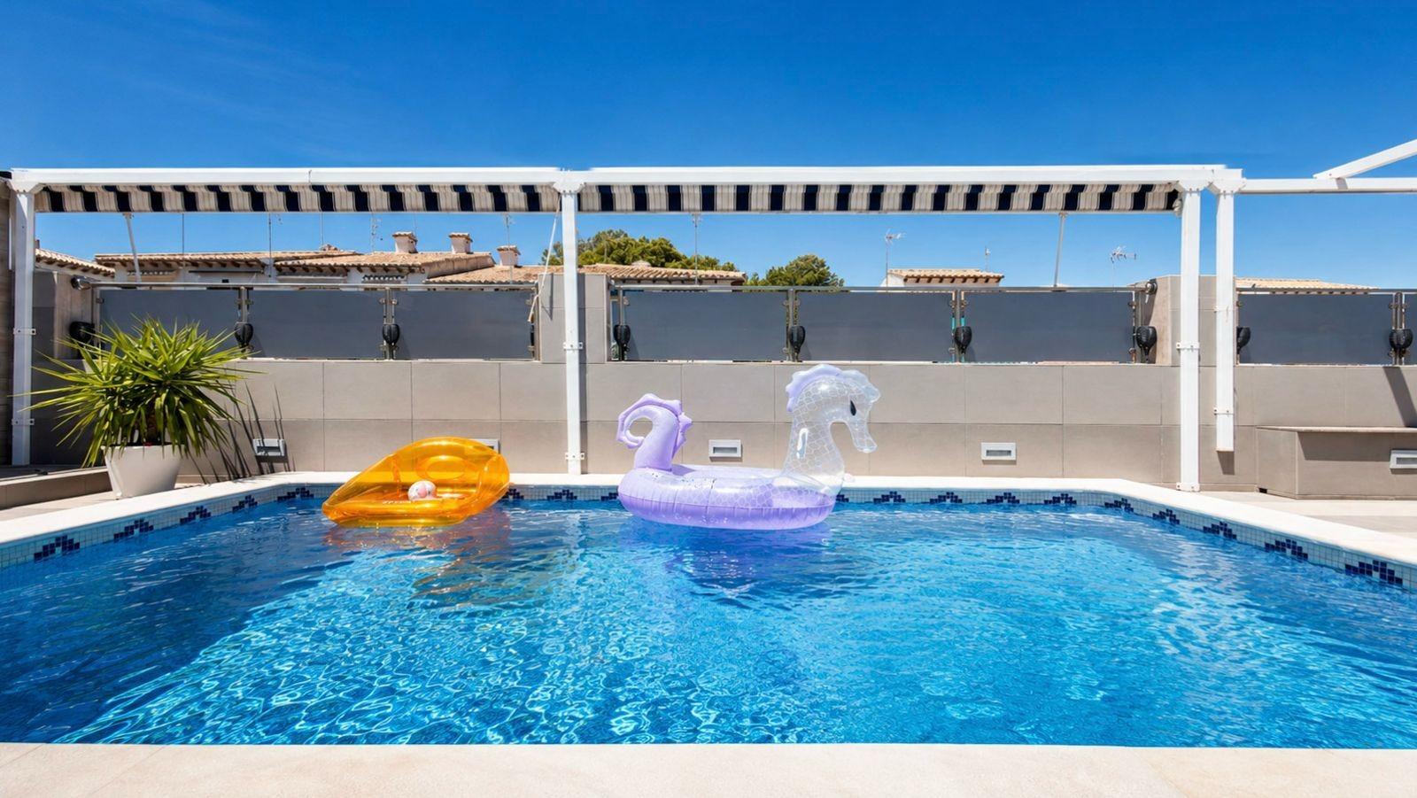 Lujosa Villa Reformada en Torrevieja con Piscina Privada, Villa de lujo reformada en Los Balcones, Torrevieja. 5 dorm, 4 baños, piscina salina, jardín y garaje. Confort y eficiencia energética. ¡Vive la Costa Blanca po