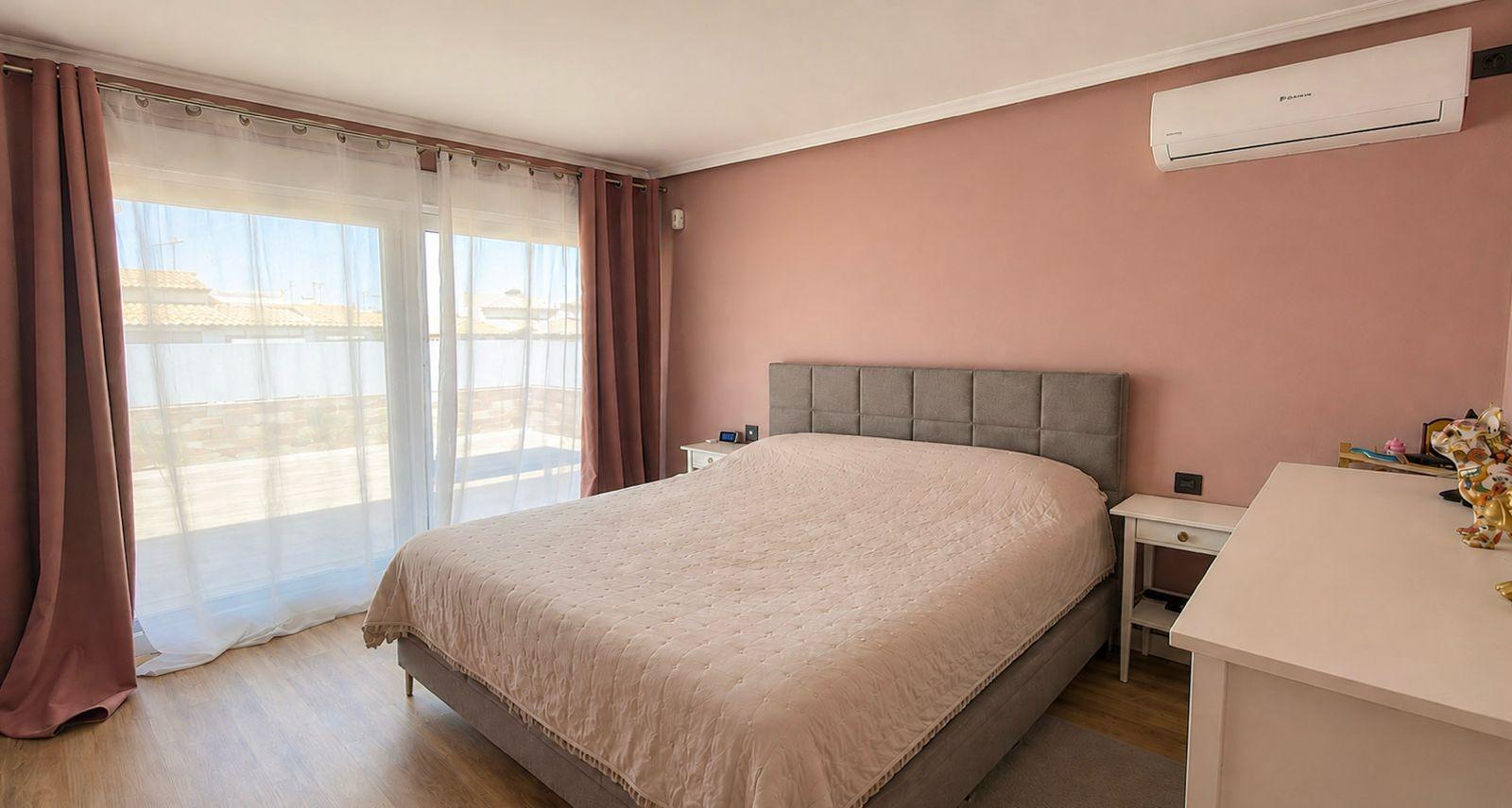 Lujosa Villa Reformada en Torrevieja con Piscina Privada, Villa de lujo reformada en Los Balcones, Torrevieja. 5 dorm, 4 baños, piscina salina, jardín y garaje. Confort y eficiencia energética. ¡Vive la Costa Blanca po