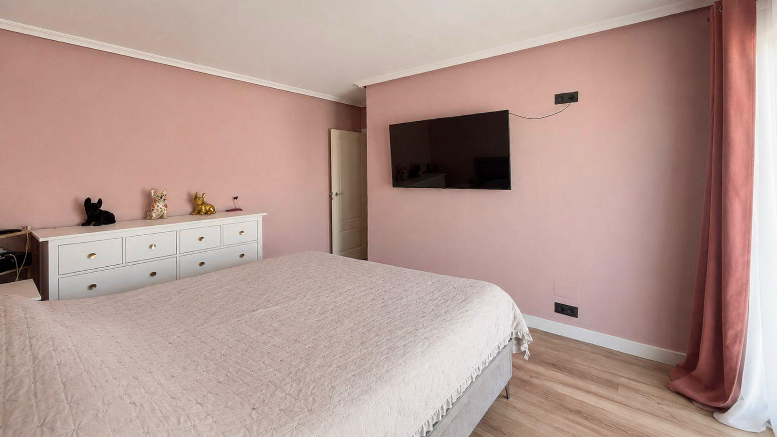 Lujosa Villa Reformada en Torrevieja con Piscina Privada, Villa de lujo reformada en Los Balcones, Torrevieja. 5 dorm, 4 baños, piscina salina, jardín y garaje. Confort y eficiencia energética. ¡Vive la Costa Blanca po