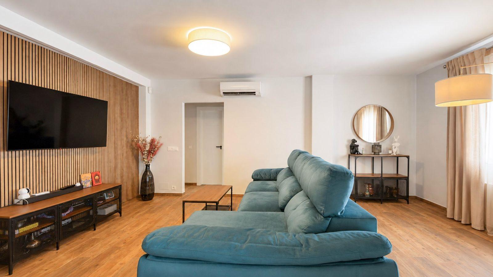 Lujosa Villa Reformada en Torrevieja con Piscina Privada, Villa de lujo reformada en Los Balcones, Torrevieja. 5 dorm, 4 baños, piscina salina, jardín y garaje. Confort y eficiencia energética. ¡Vive la Costa Blanca po