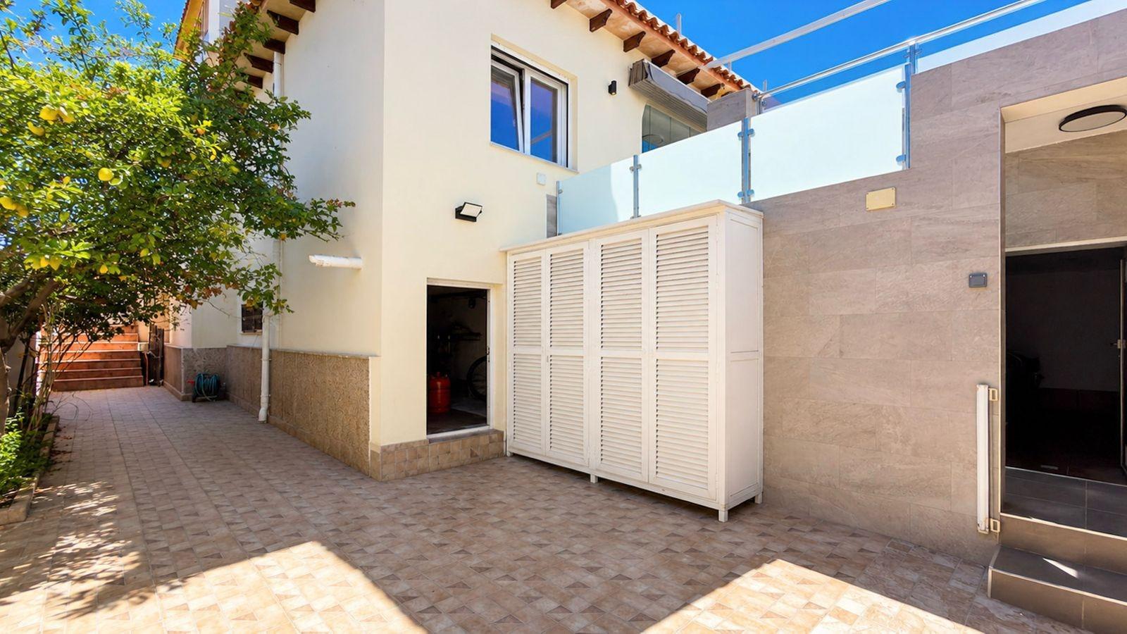 Lujosa Villa Reformada en Torrevieja con Piscina Privada, Villa de lujo reformada en Los Balcones, Torrevieja. 5 dorm, 4 baños, piscina salina, jardín y garaje. Confort y eficiencia energética. ¡Vive la Costa Blanca po